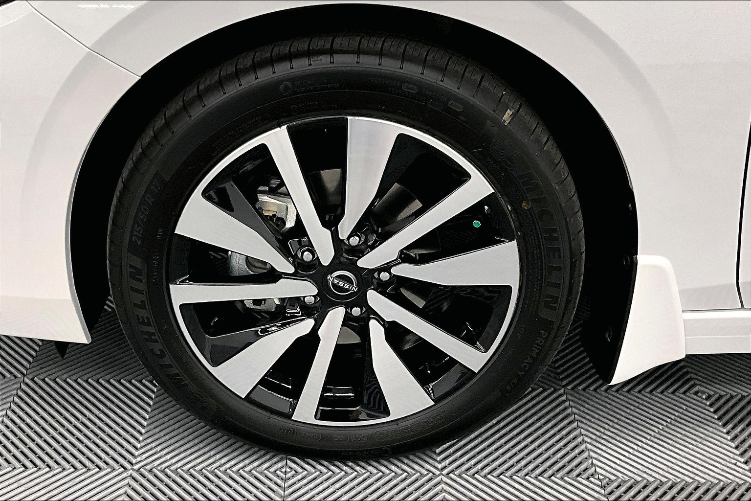 New 2025 Nissan Sentra SV 4D Sedan in Herculaneum #N02498