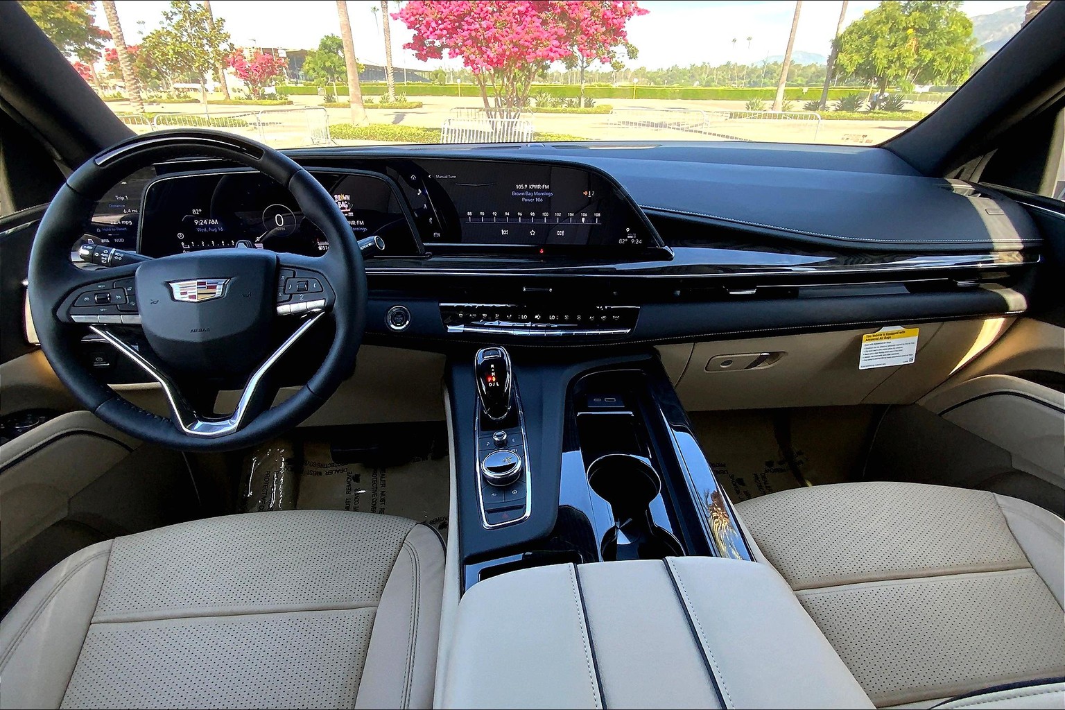 https://photos.dealerimagepro.com/lib/cadillac-pasadena-1665/08.16.2023/NEW/%28Cadillac%20-%20Escalade%291GYS4BKLXPR464381/1GYS4BKLXPR464381--06.jpg?ver=1692208321