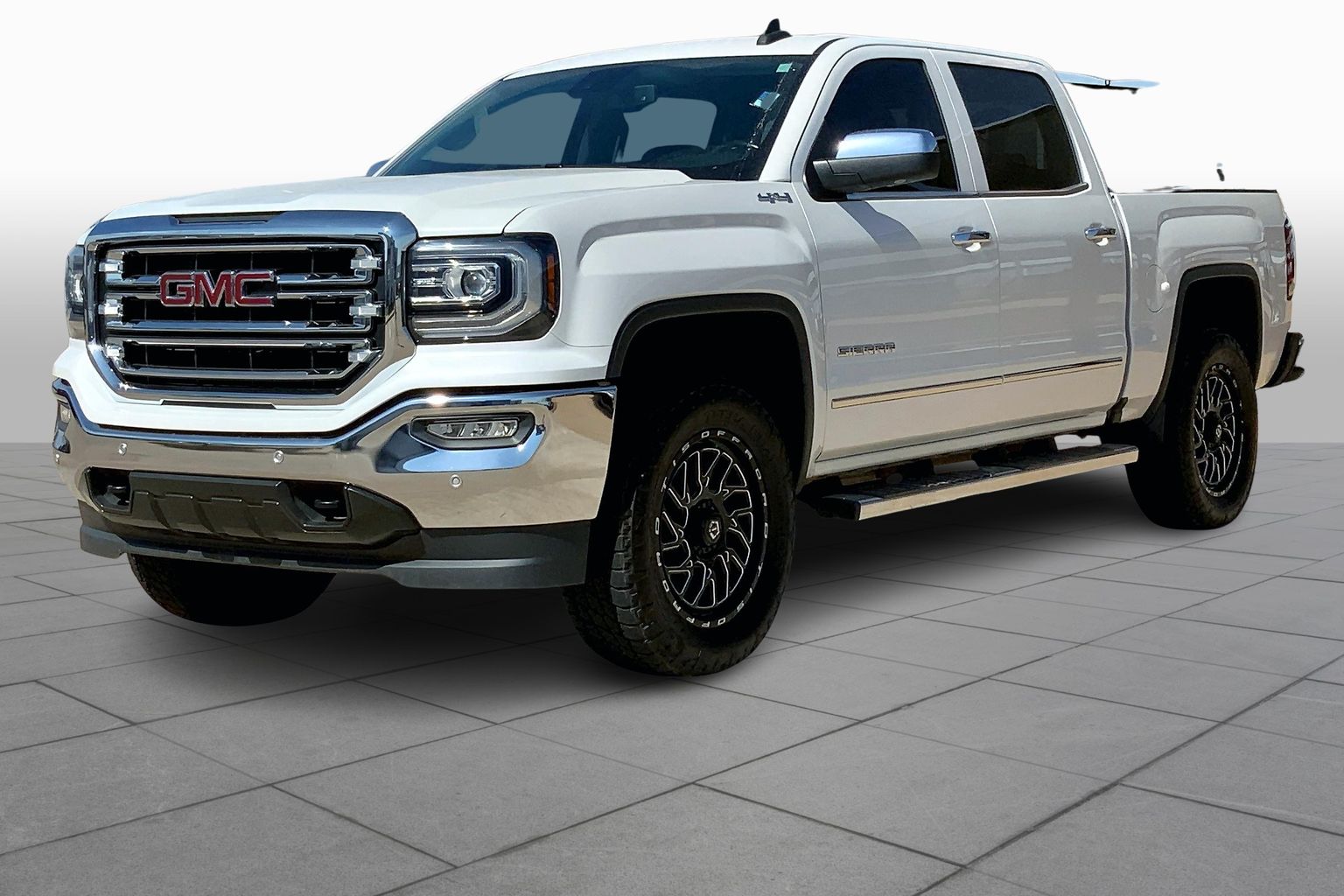 2018 GMC Sierra 4WD Crew Cab Short Box SLT's photo