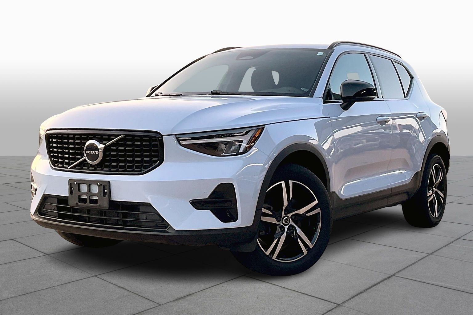 2024 Volvo XC40 Core's photo
