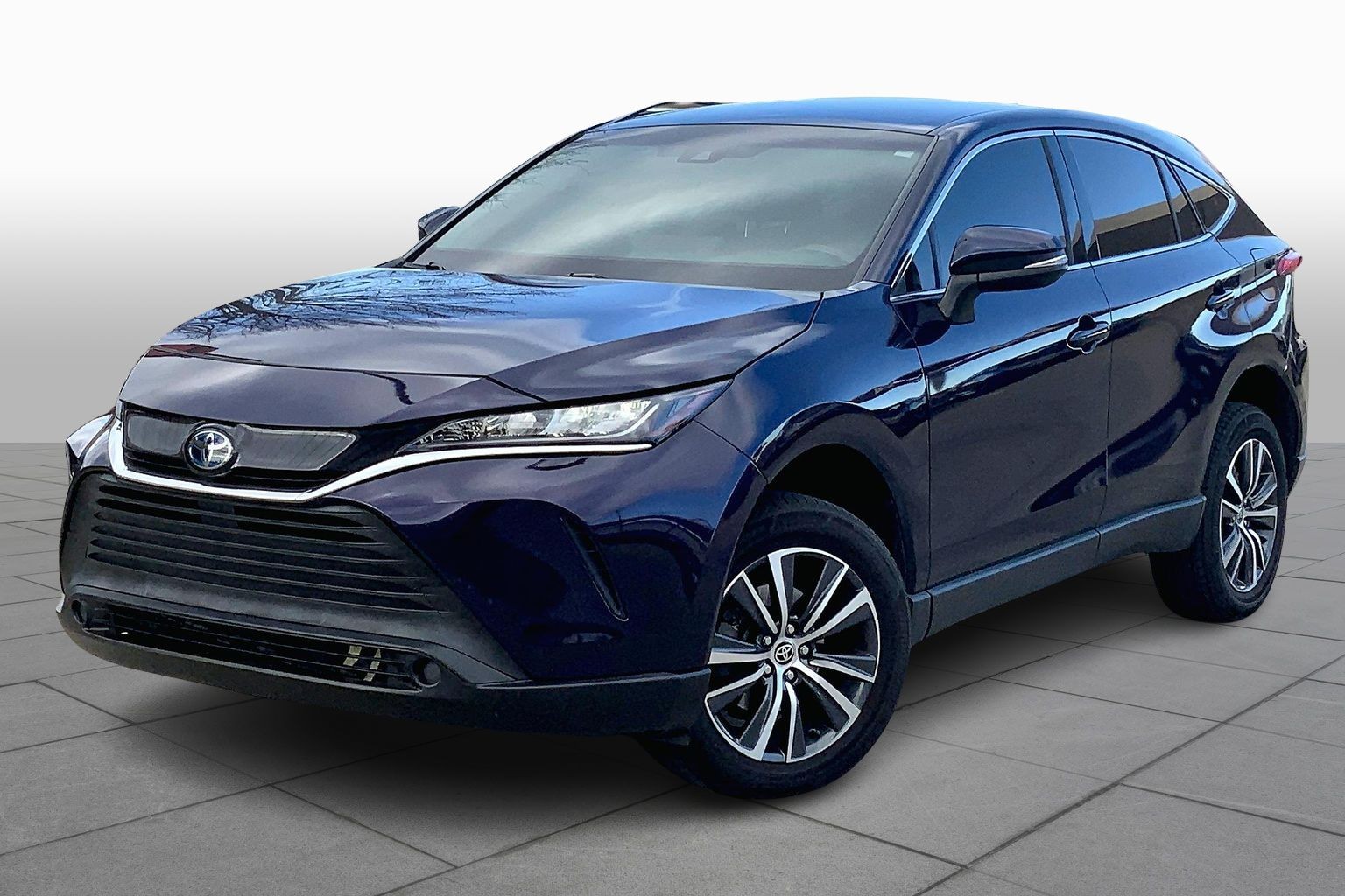 2022 Toyota Venza LE's photo