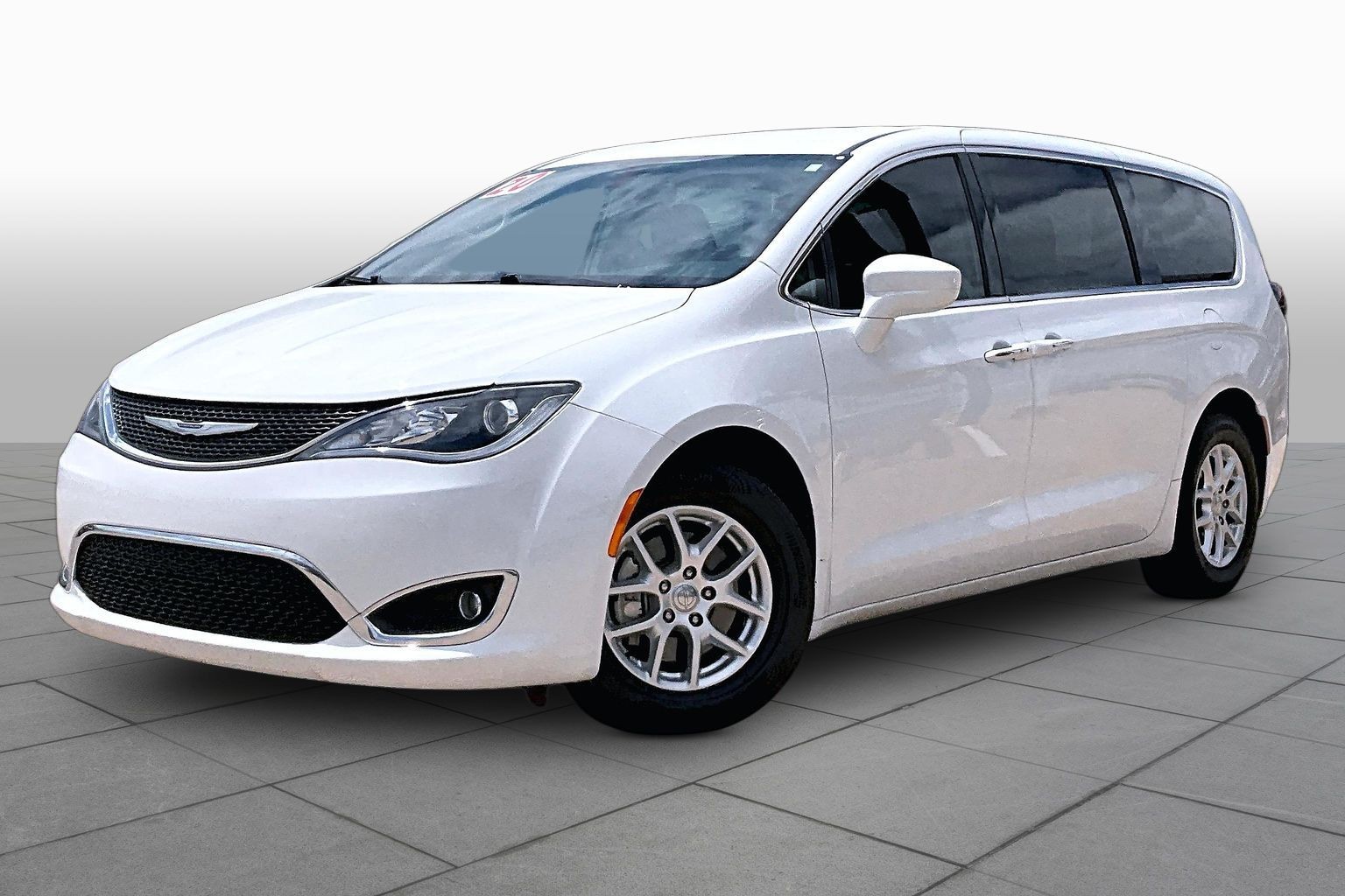 2020 Chrysler Pacifica Touring's photo