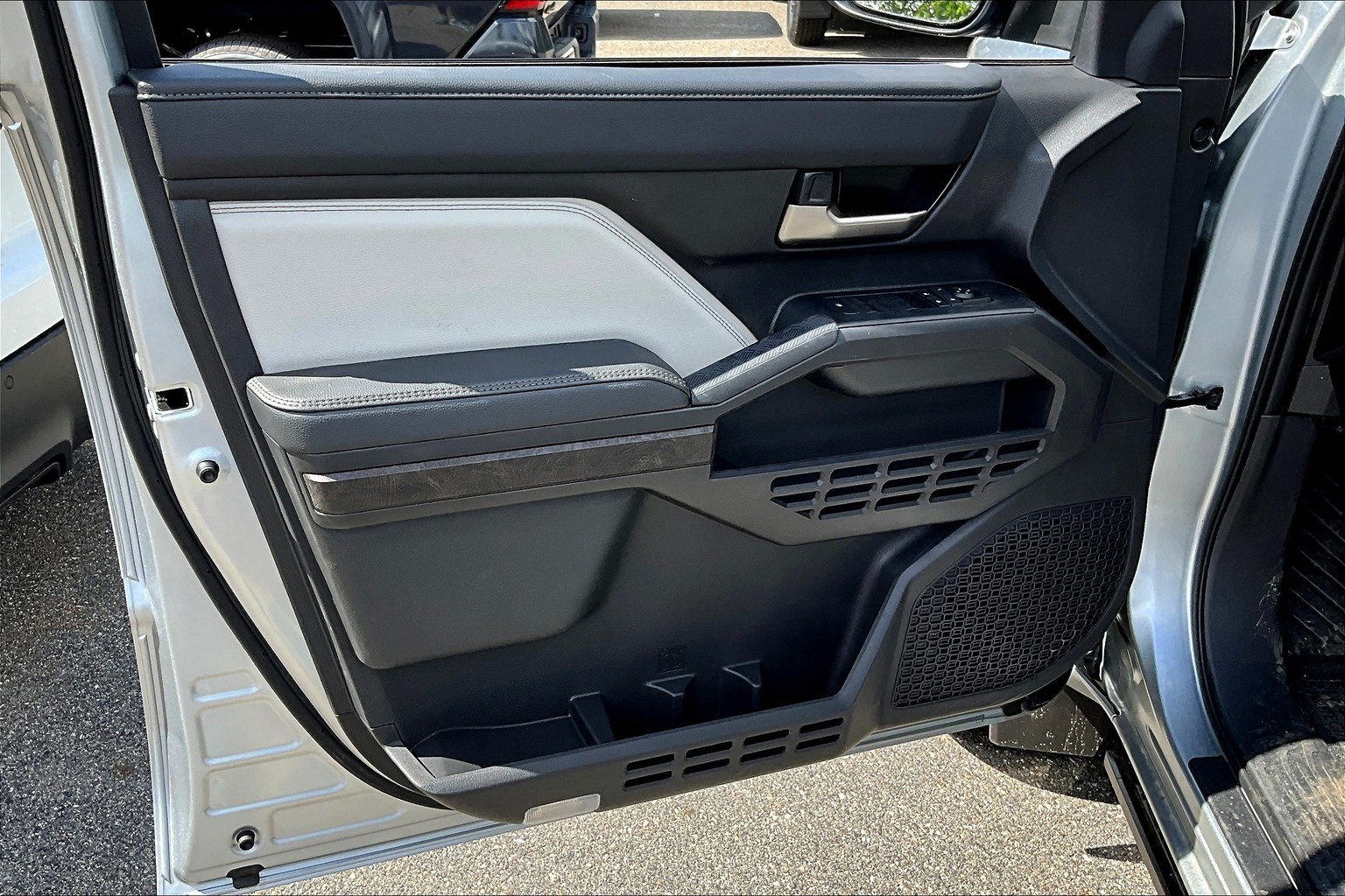 2025 Toyota Tacoma Limited photo 9