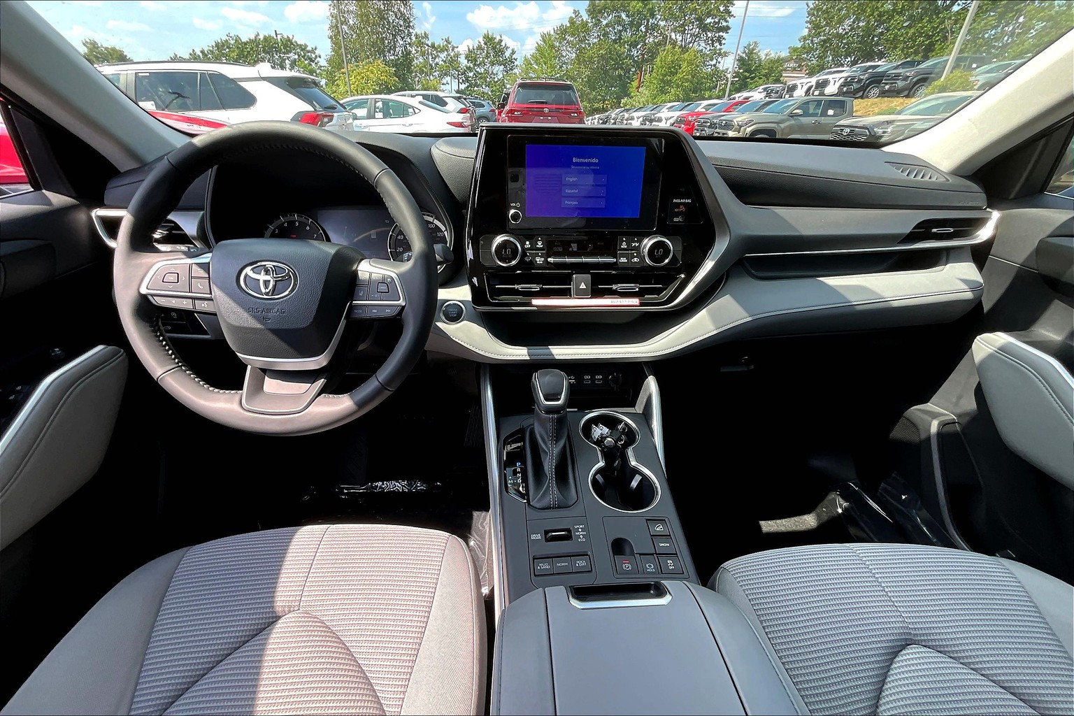 2025 Toyota Highlander LE photo 4