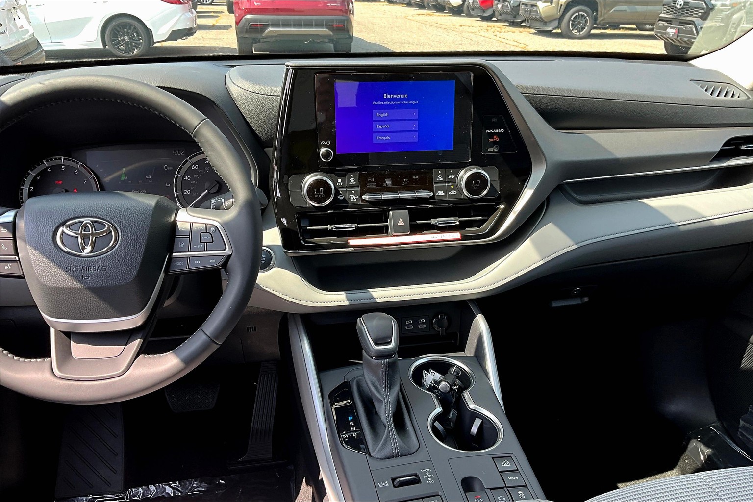 2025 Toyota Highlander LE photo 5