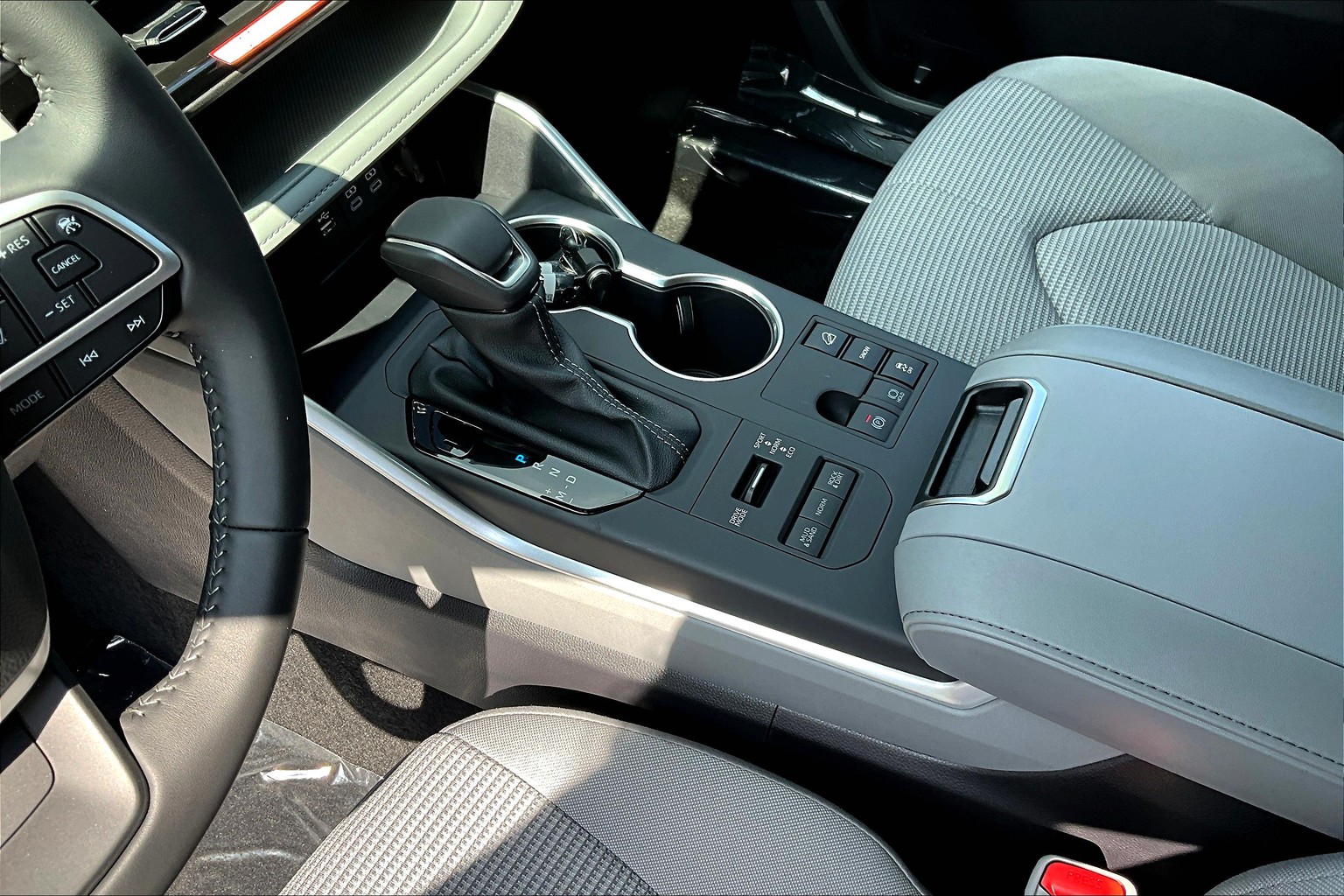 2025 Toyota Highlander LE photo 6