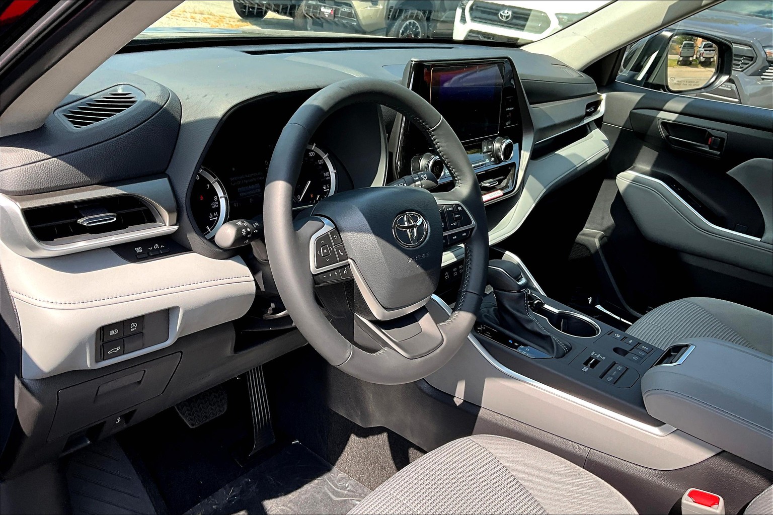 2025 Toyota Highlander LE photo 7