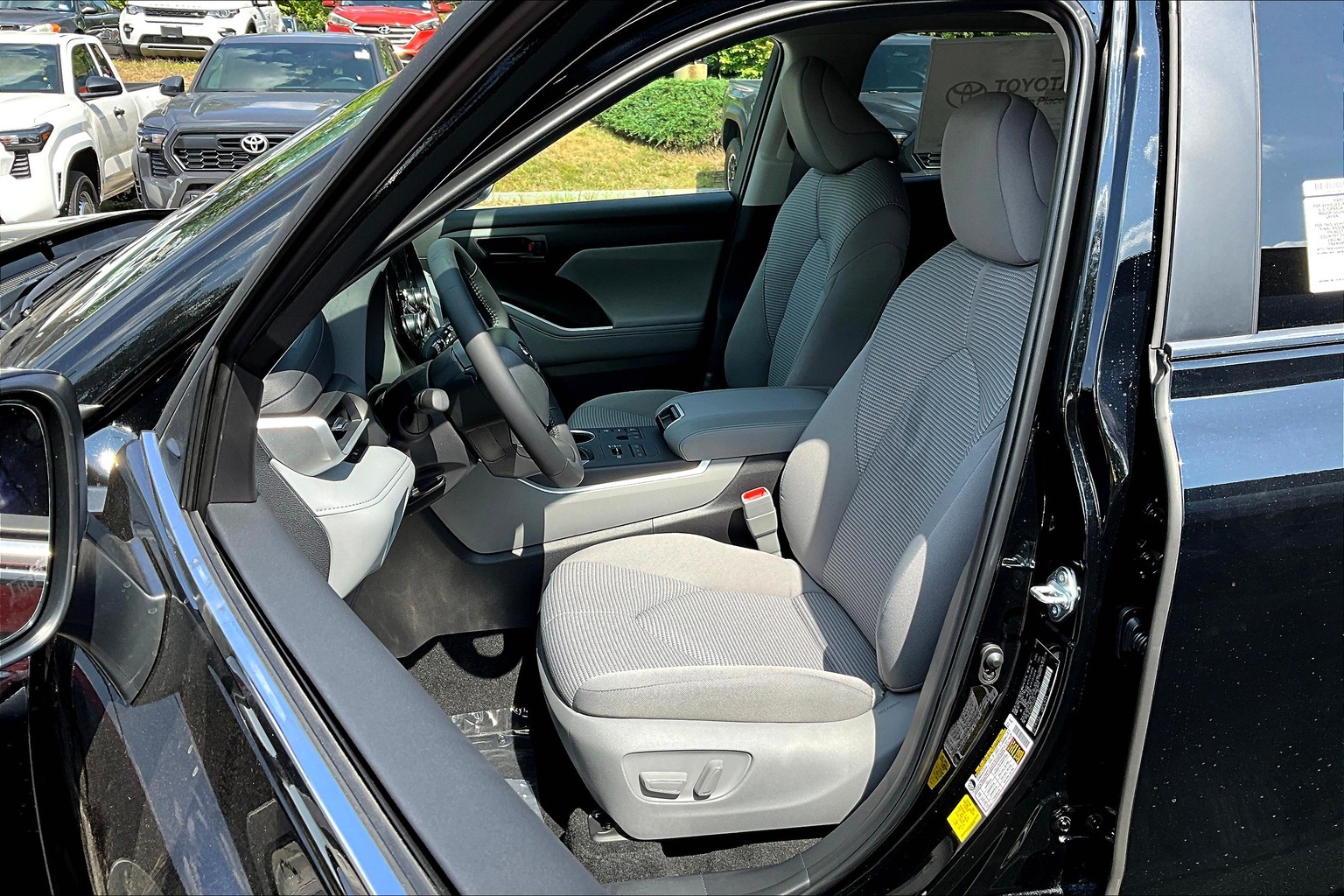 2025 Toyota Highlander LE photo 8