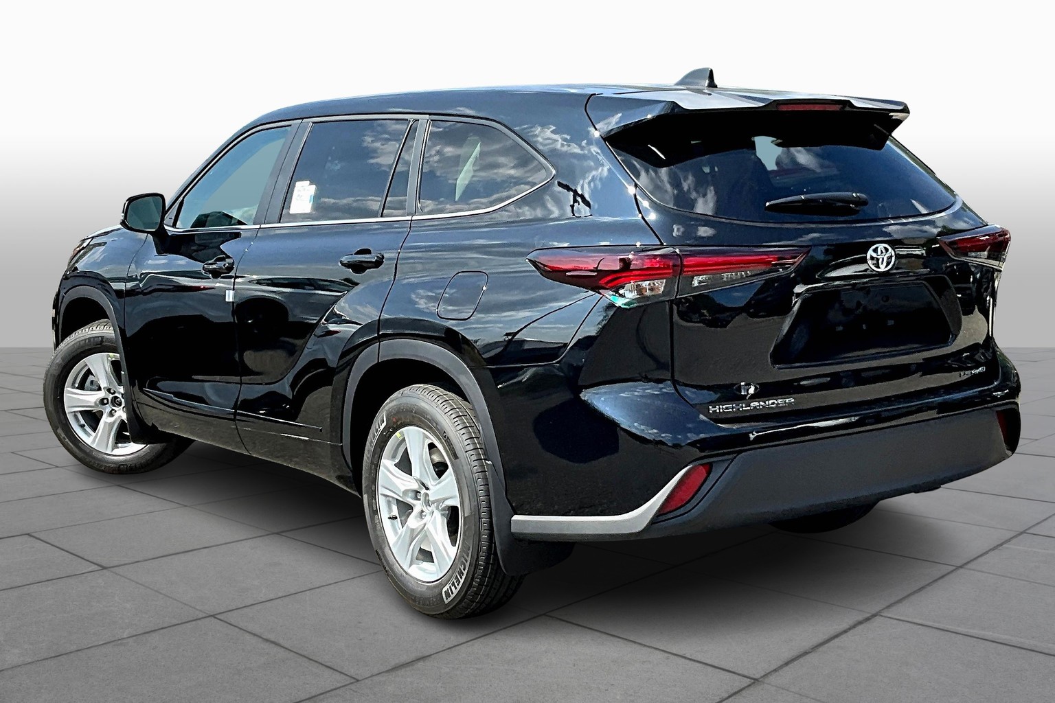 2025 Toyota Highlander LE photo 10