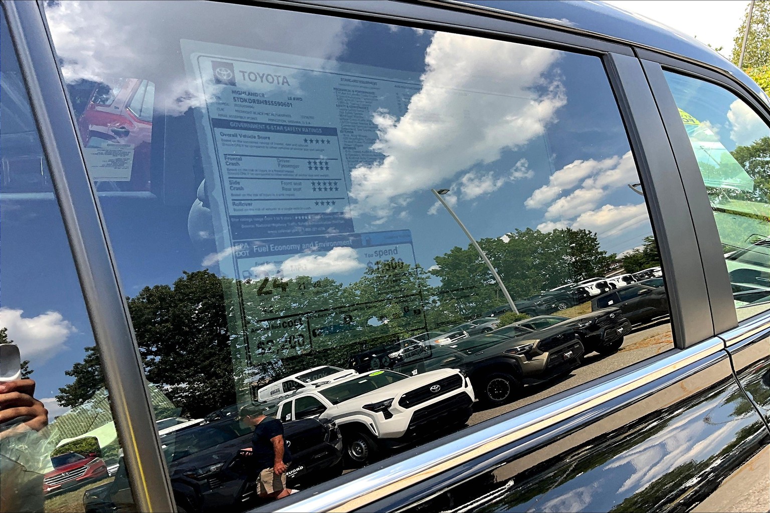2025 Toyota Highlander LE photo 17