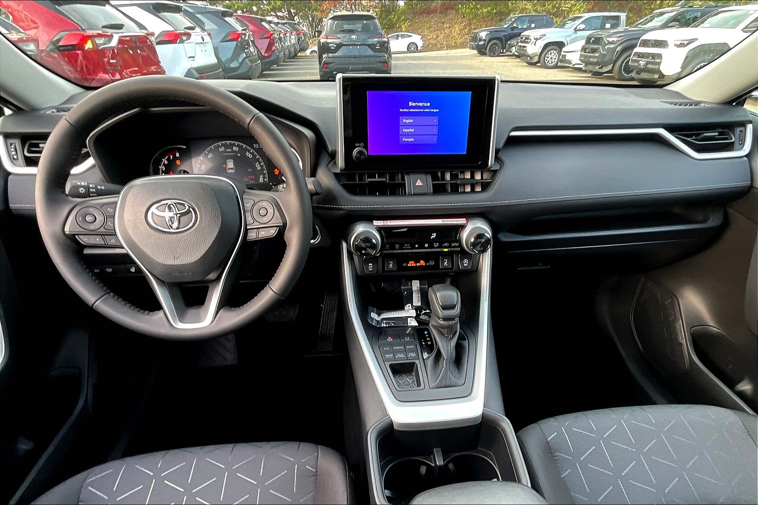 2025 Toyota RAV4 XLE photo 4