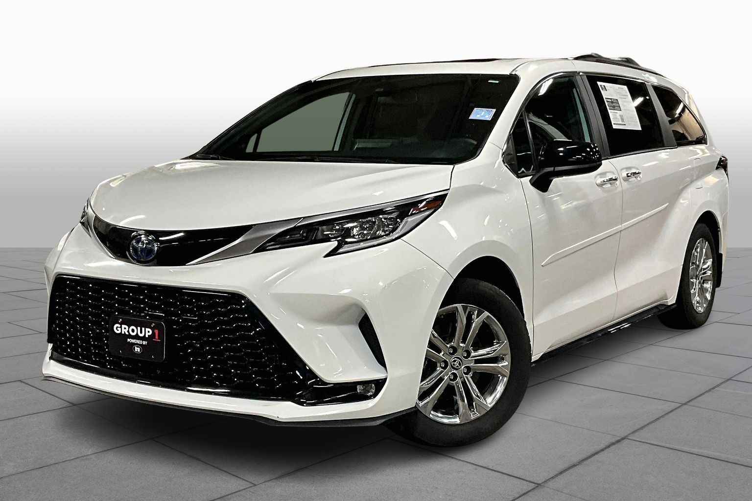 2023 Toyota Sienna XSE's photo
