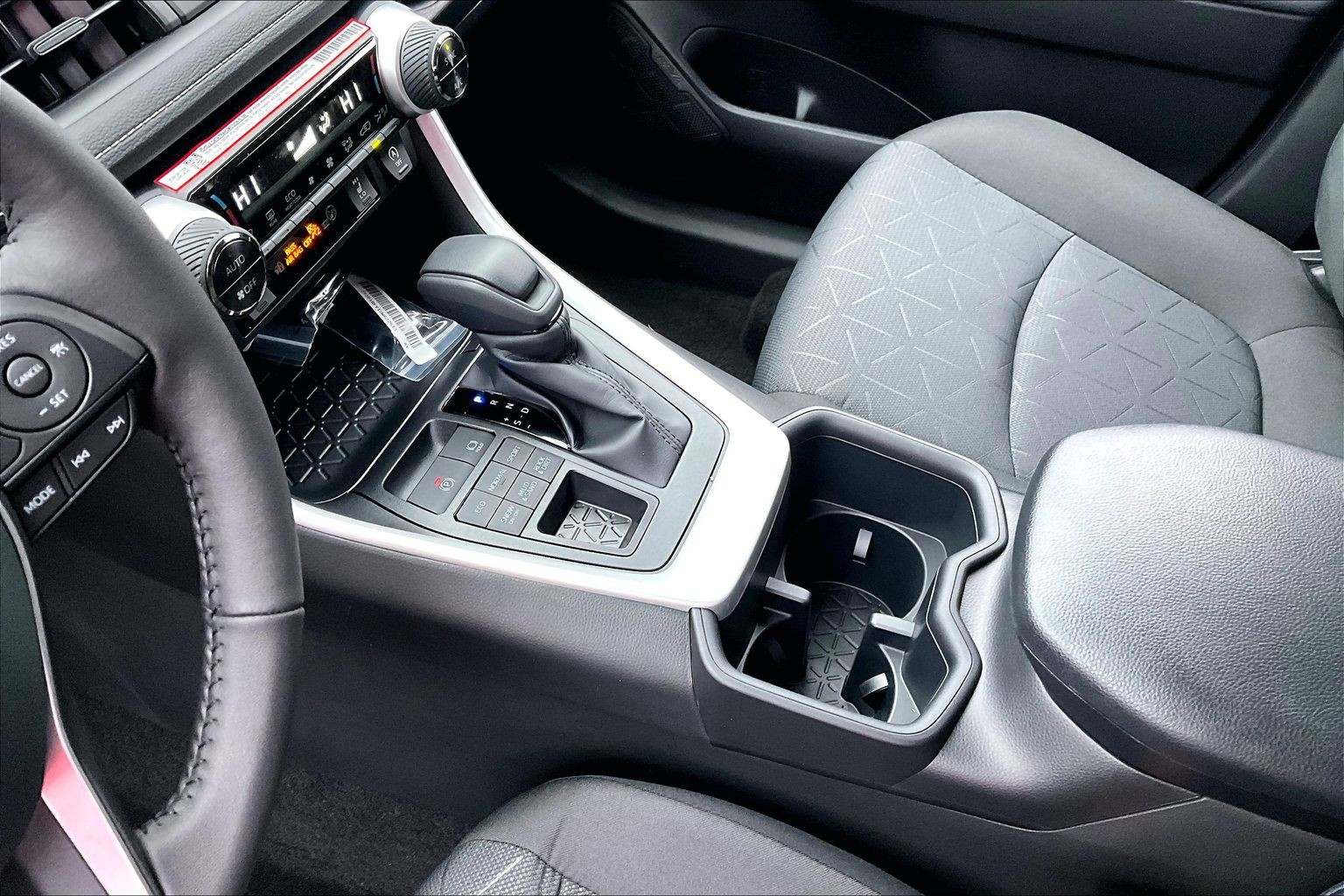 2025 Toyota RAV4 XLE photo 4