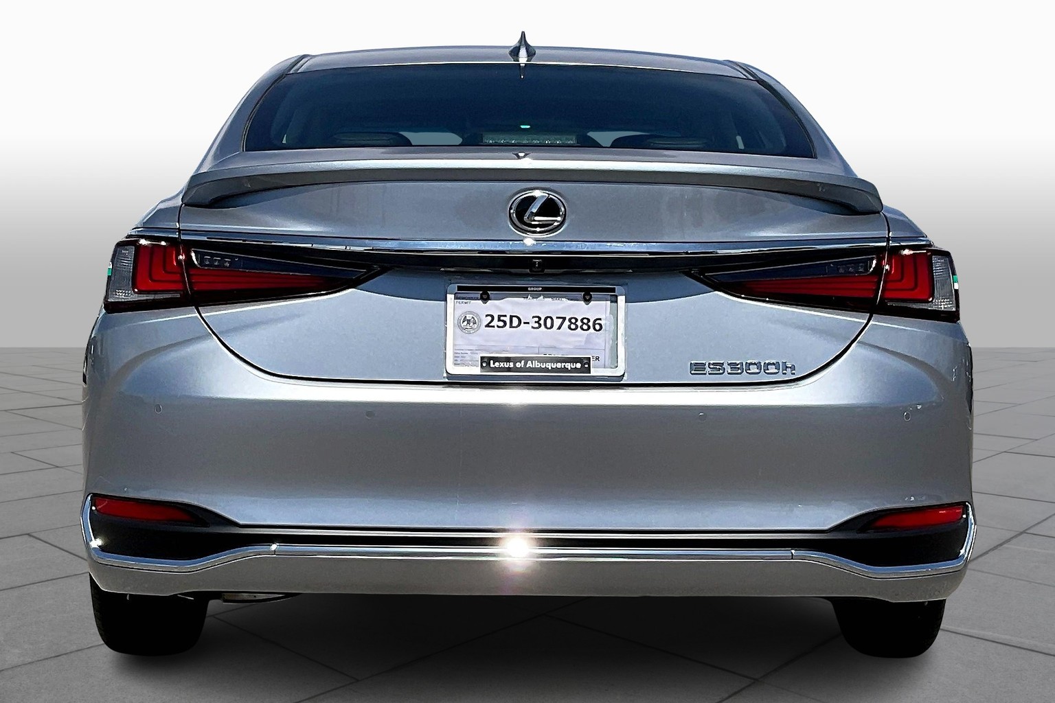 2025 Lexus ES 300h photo 4