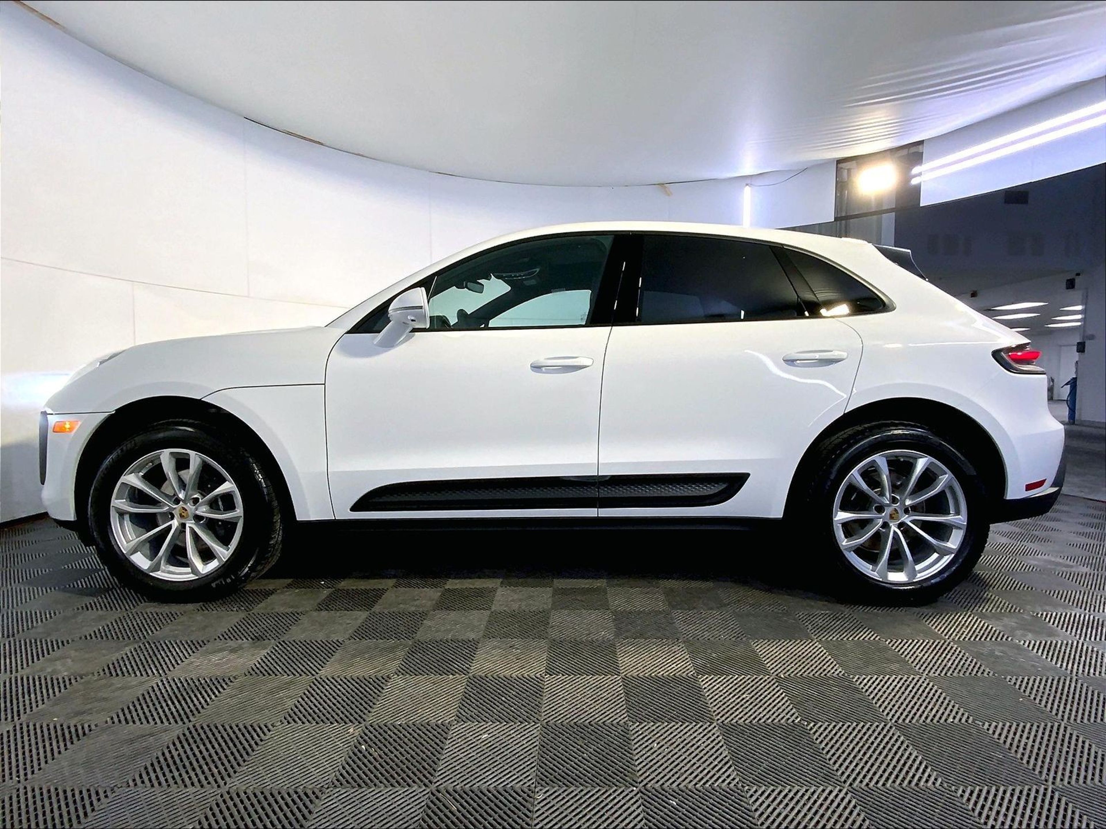 2025 Porsche Macan Base - Photo 2