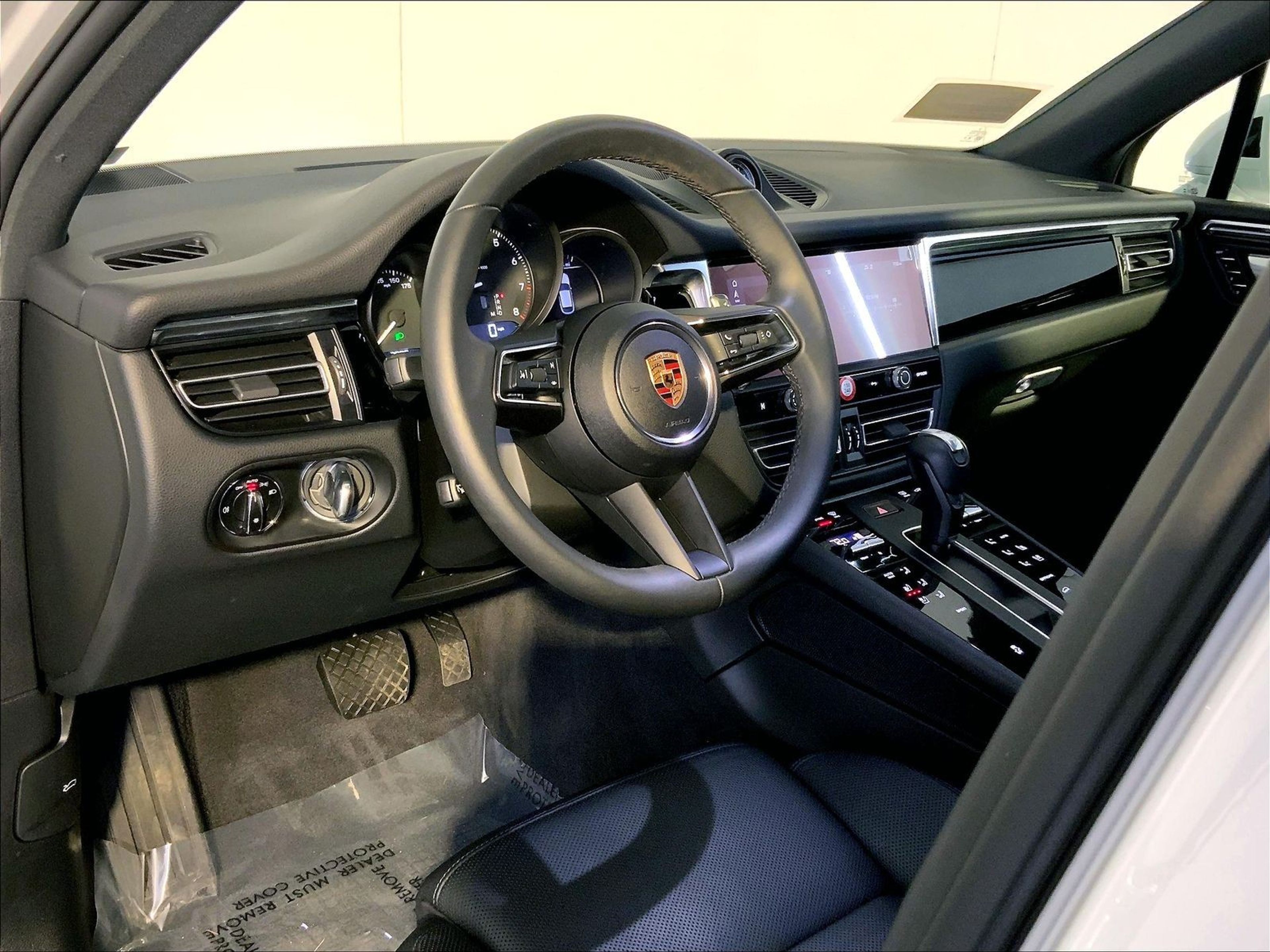 2025 Porsche Macan Base - Photo 4