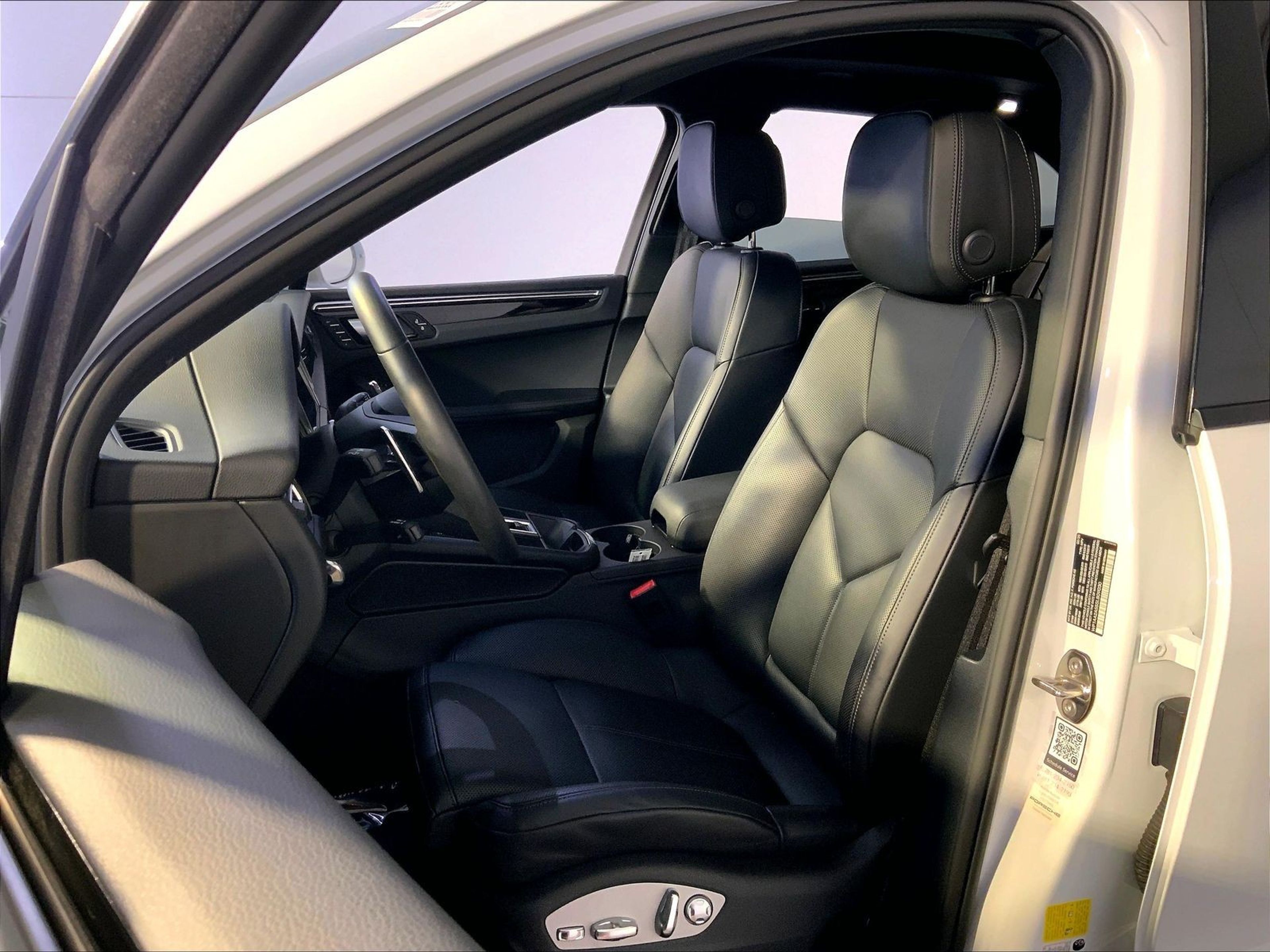 2025 Porsche Macan Base - Photo 5