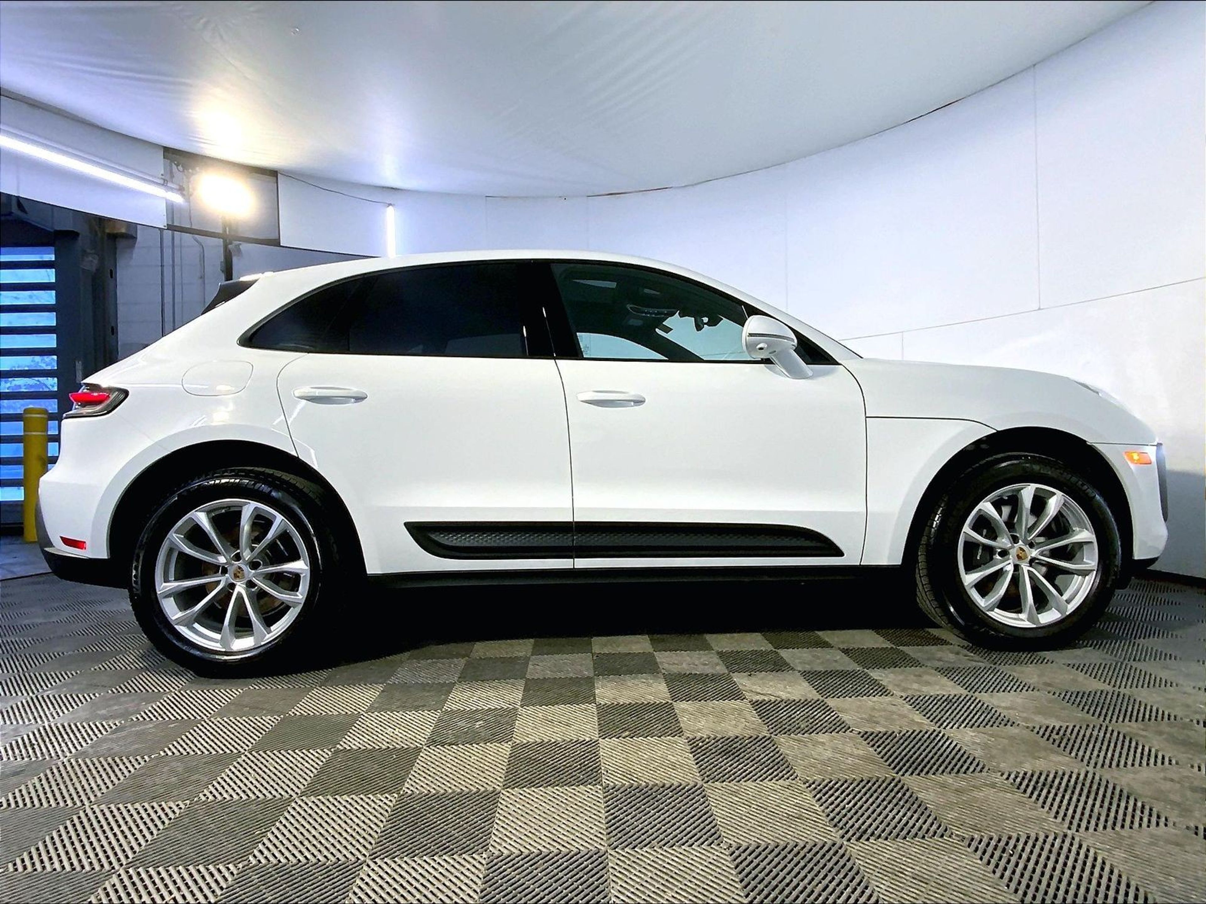 2025 Porsche Macan Base - Photo 8