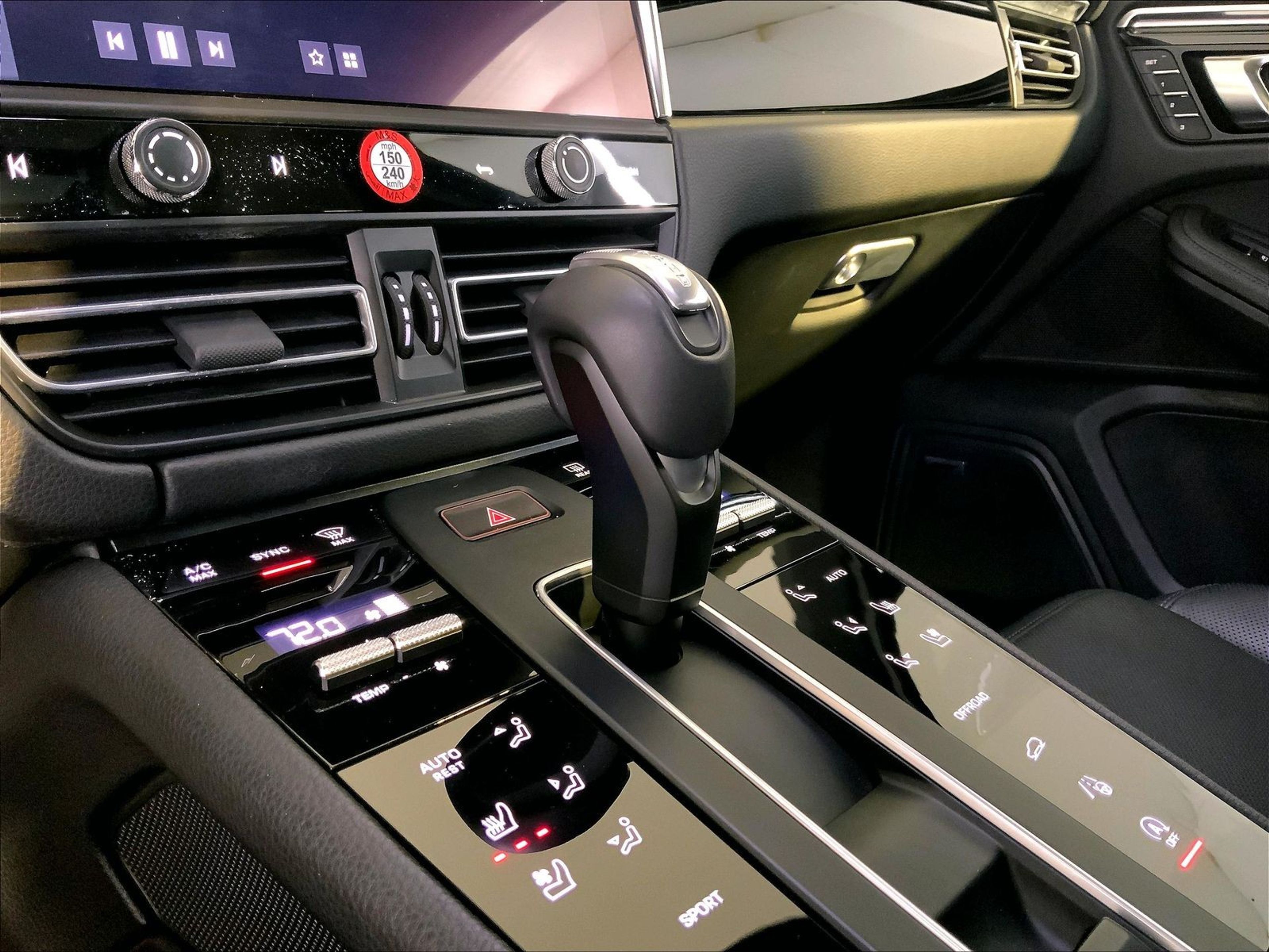 2025 Porsche Macan Base - Photo 17