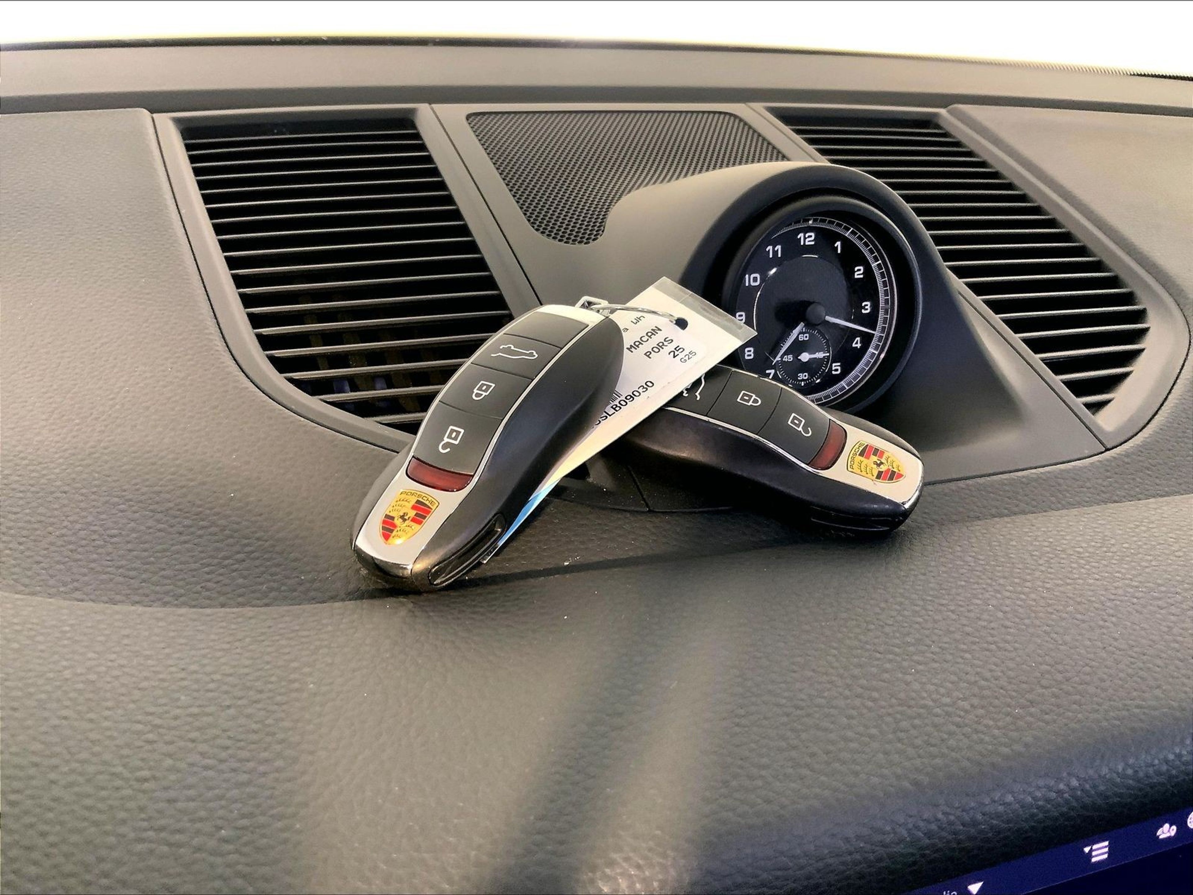 2025 Porsche Macan Base - Photo 21