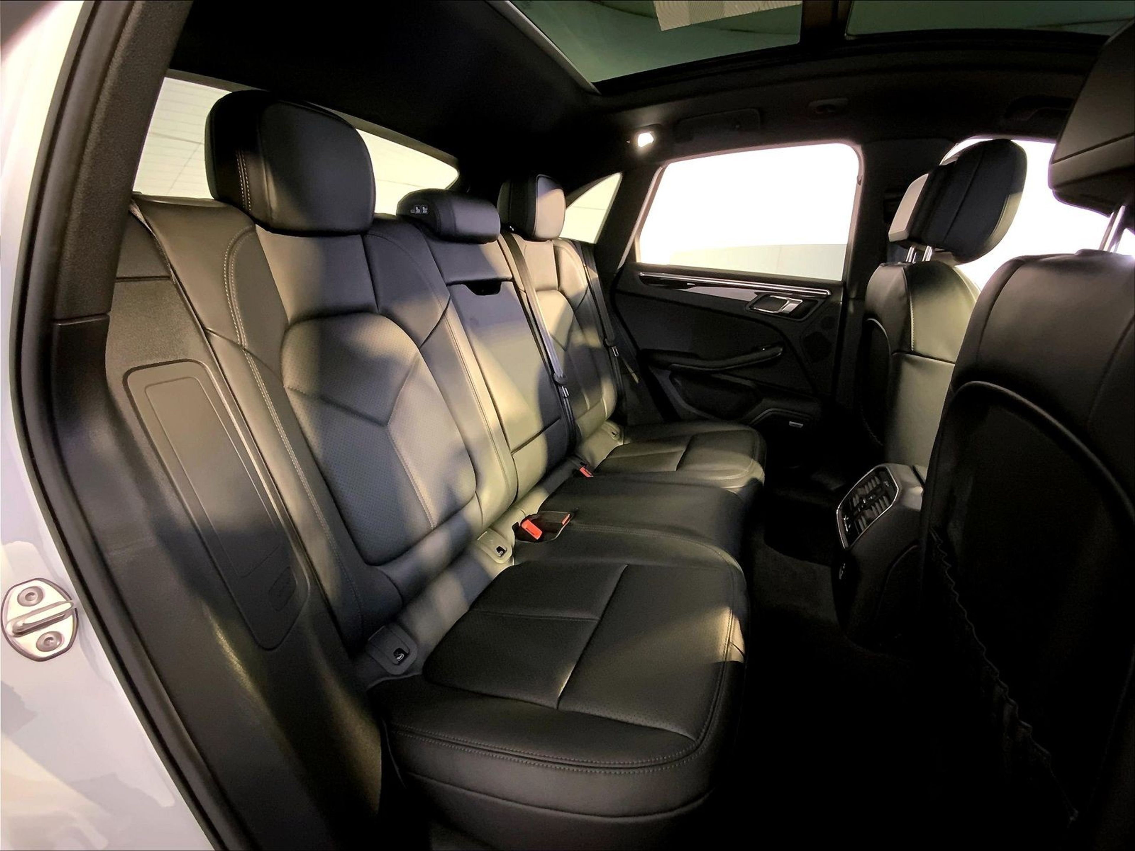 2025 Porsche Macan Base - Photo 23