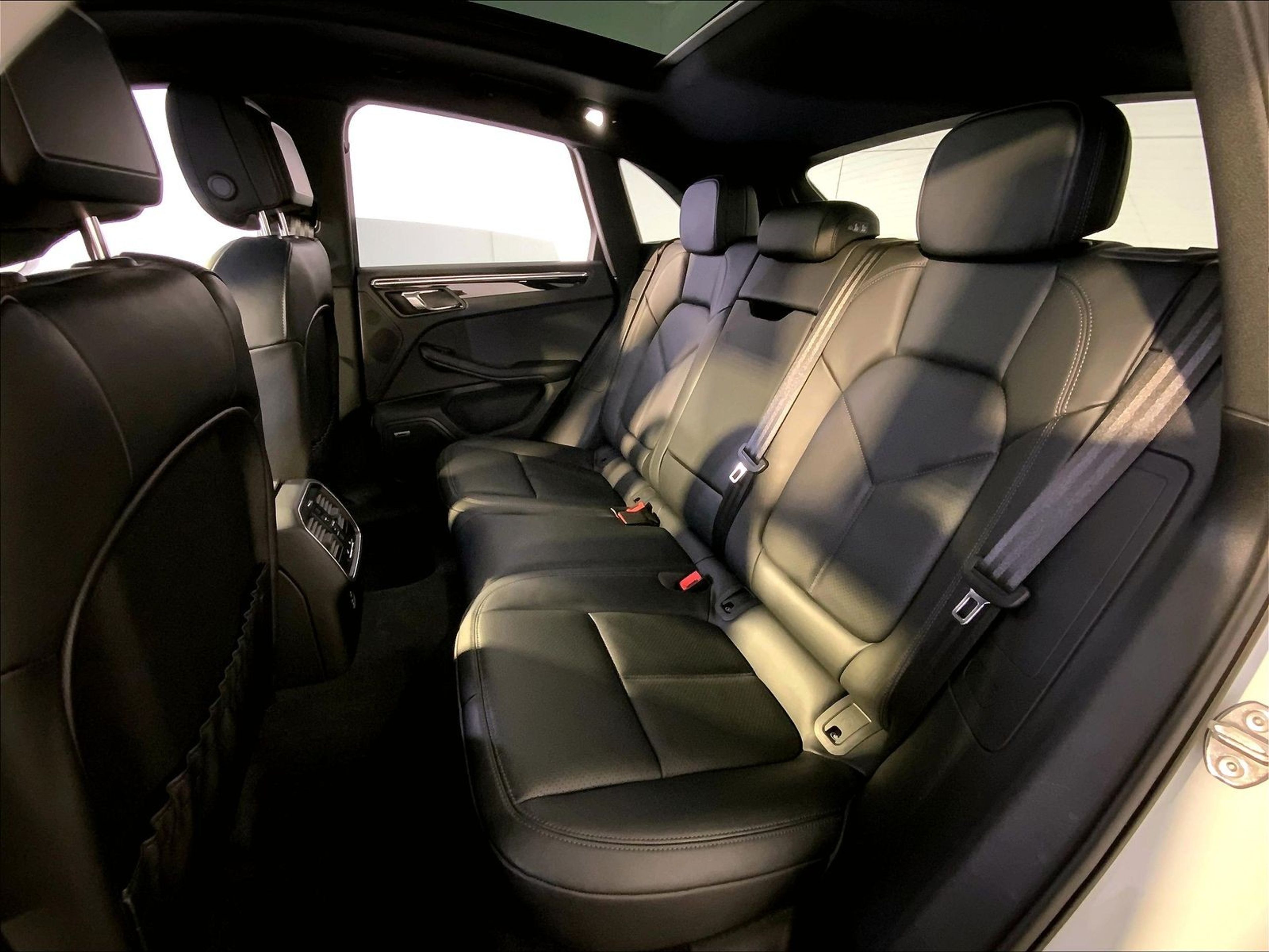 2025 Porsche Macan Base - Photo 24