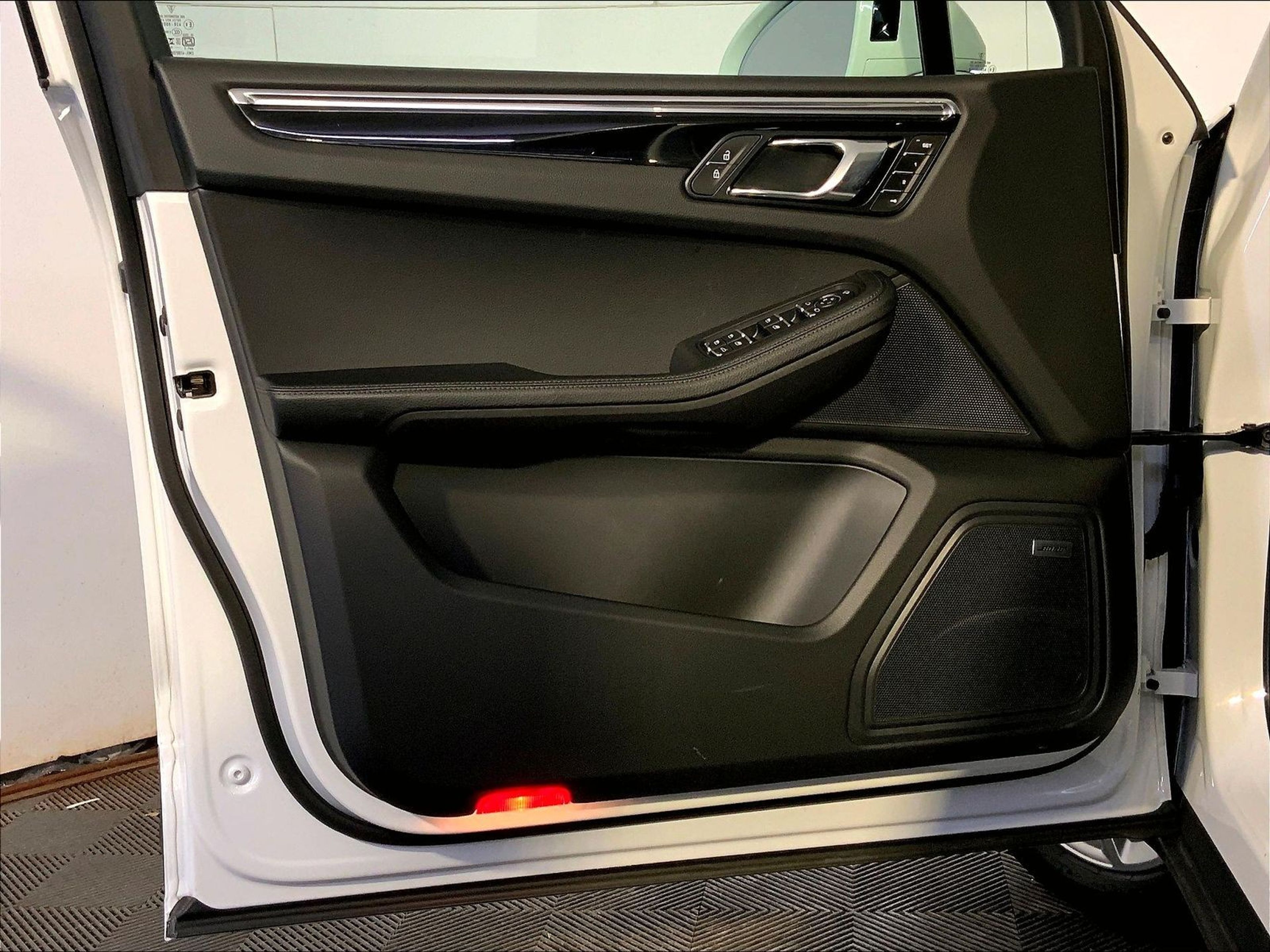 2025 Porsche Macan Base - Photo 25