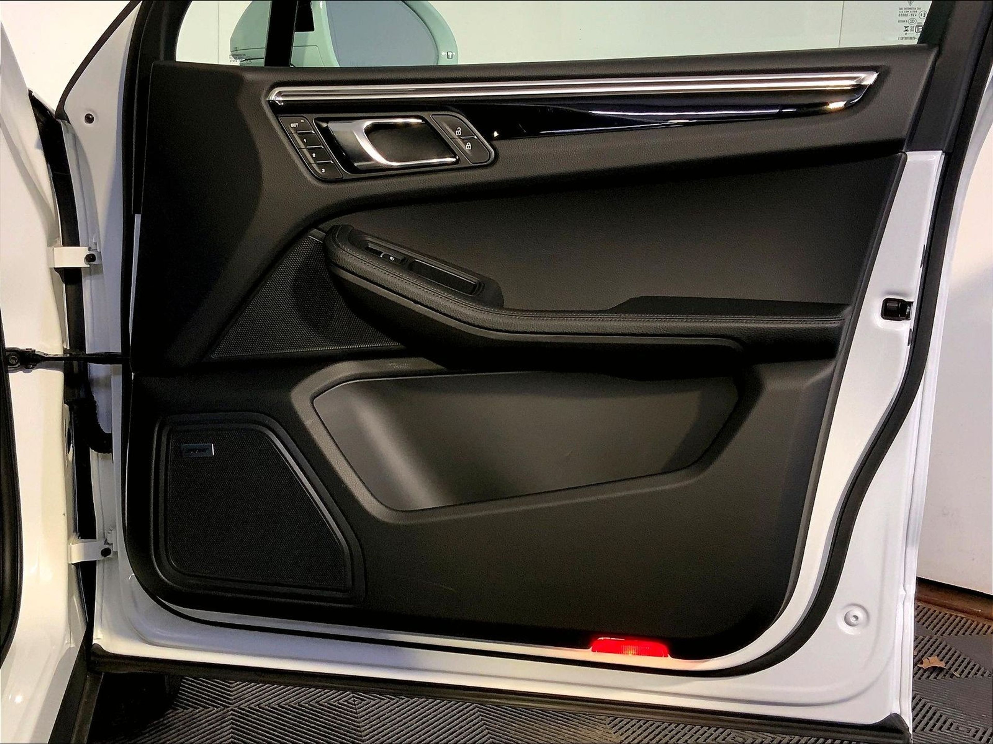 2025 Porsche Macan Base - Photo 26