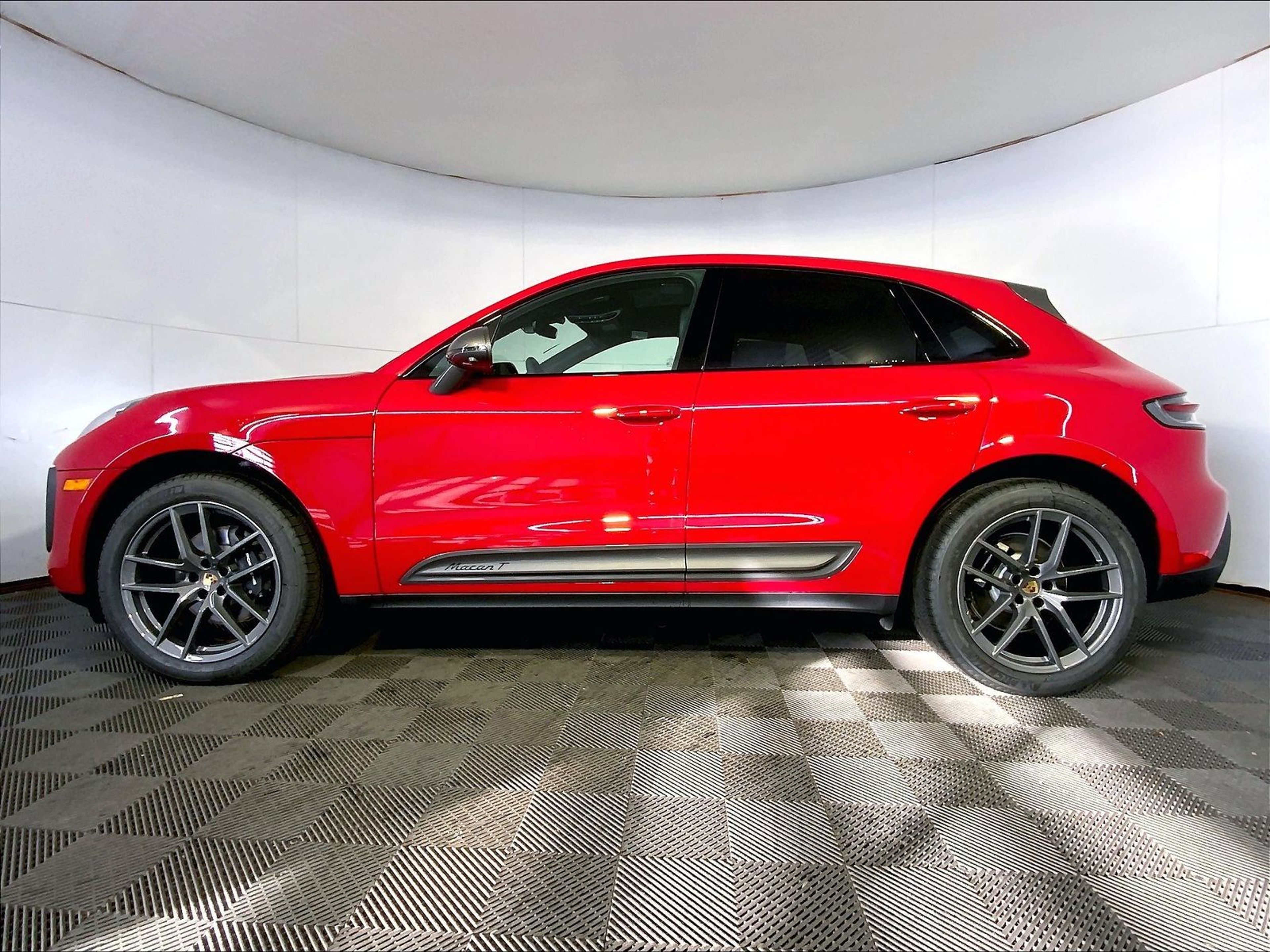 2025 Porsche Macan T - Photo 2