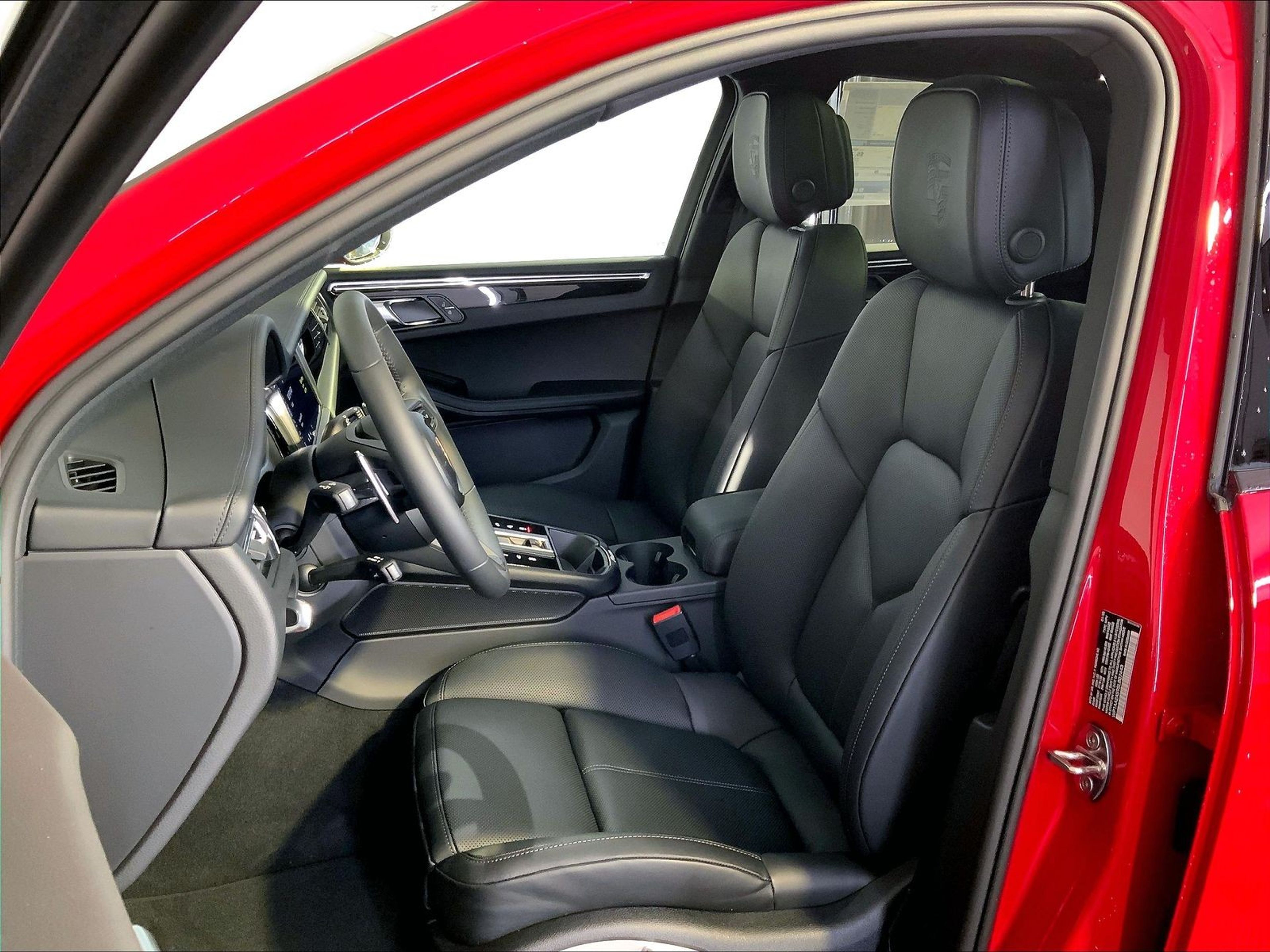 2025 Porsche Macan T - Photo 5