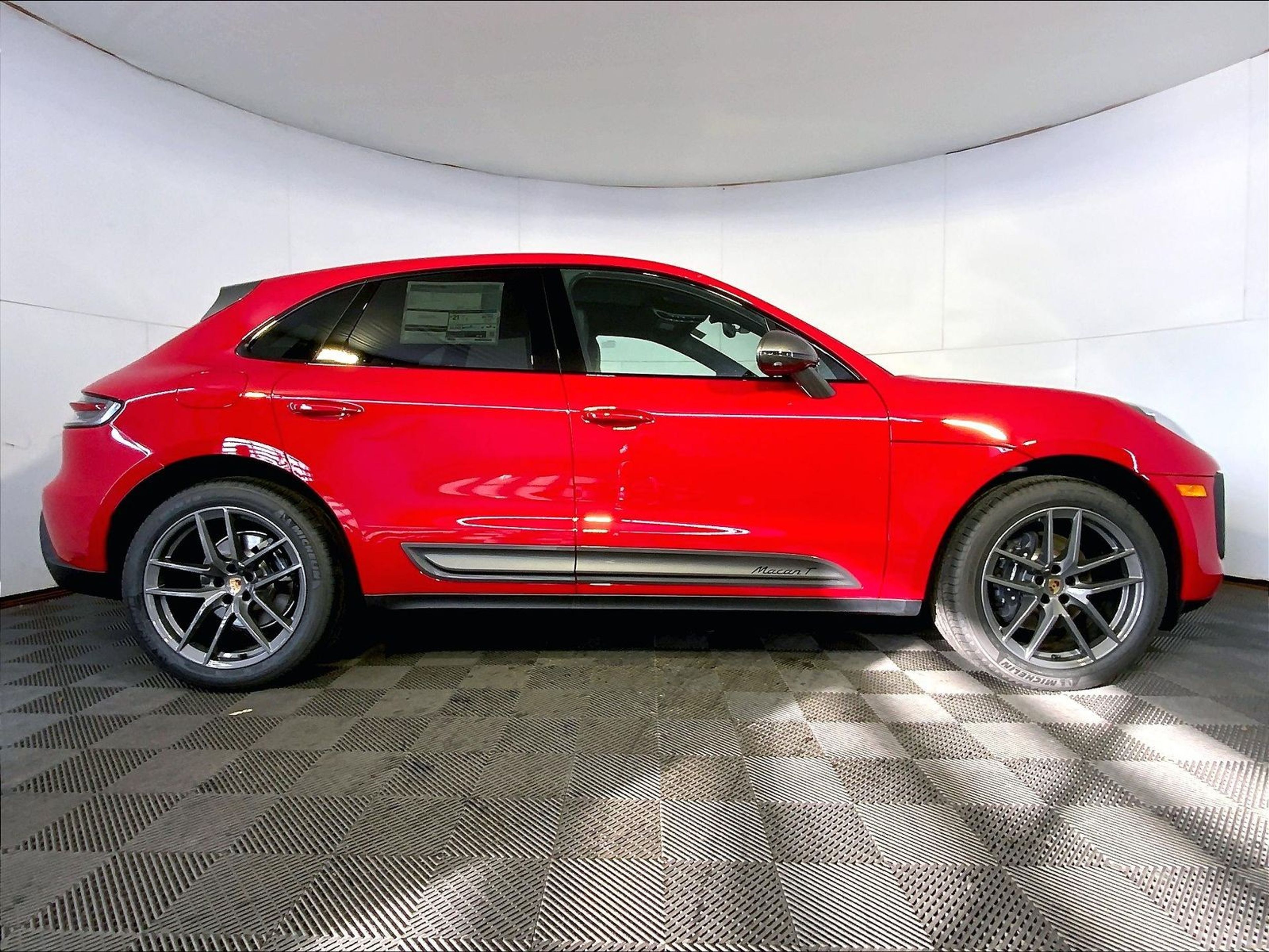 2025 Porsche Macan T - Photo 8