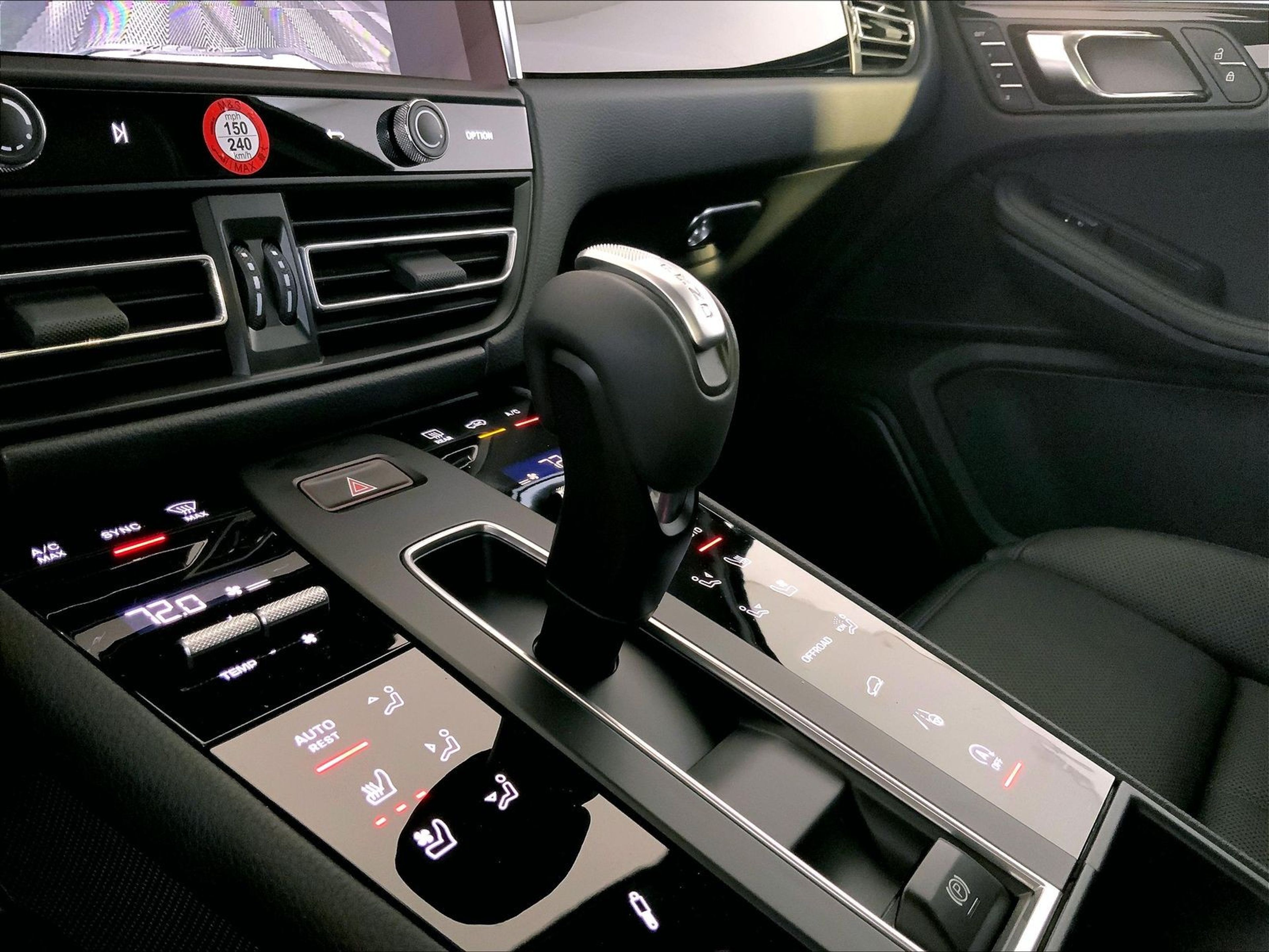 2025 Porsche Macan T - Photo 17