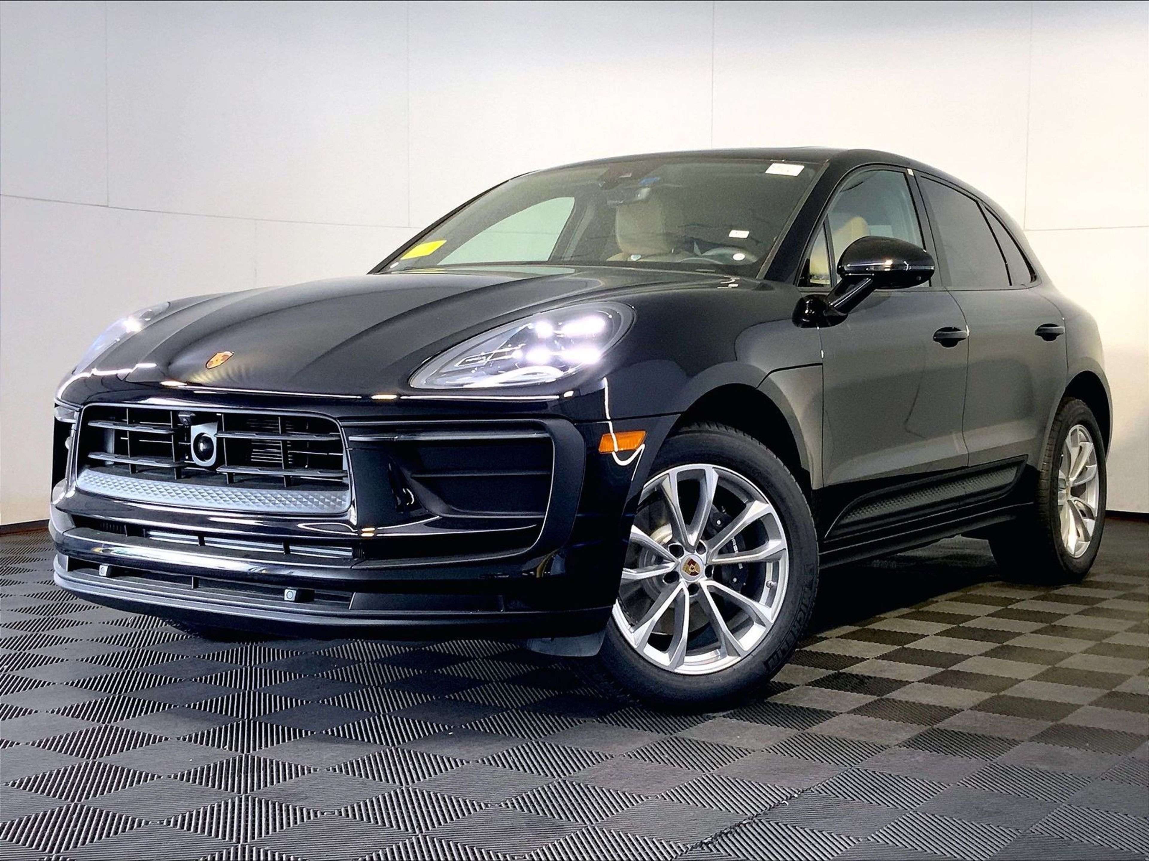 2025 Porsche Macan - Photo 1