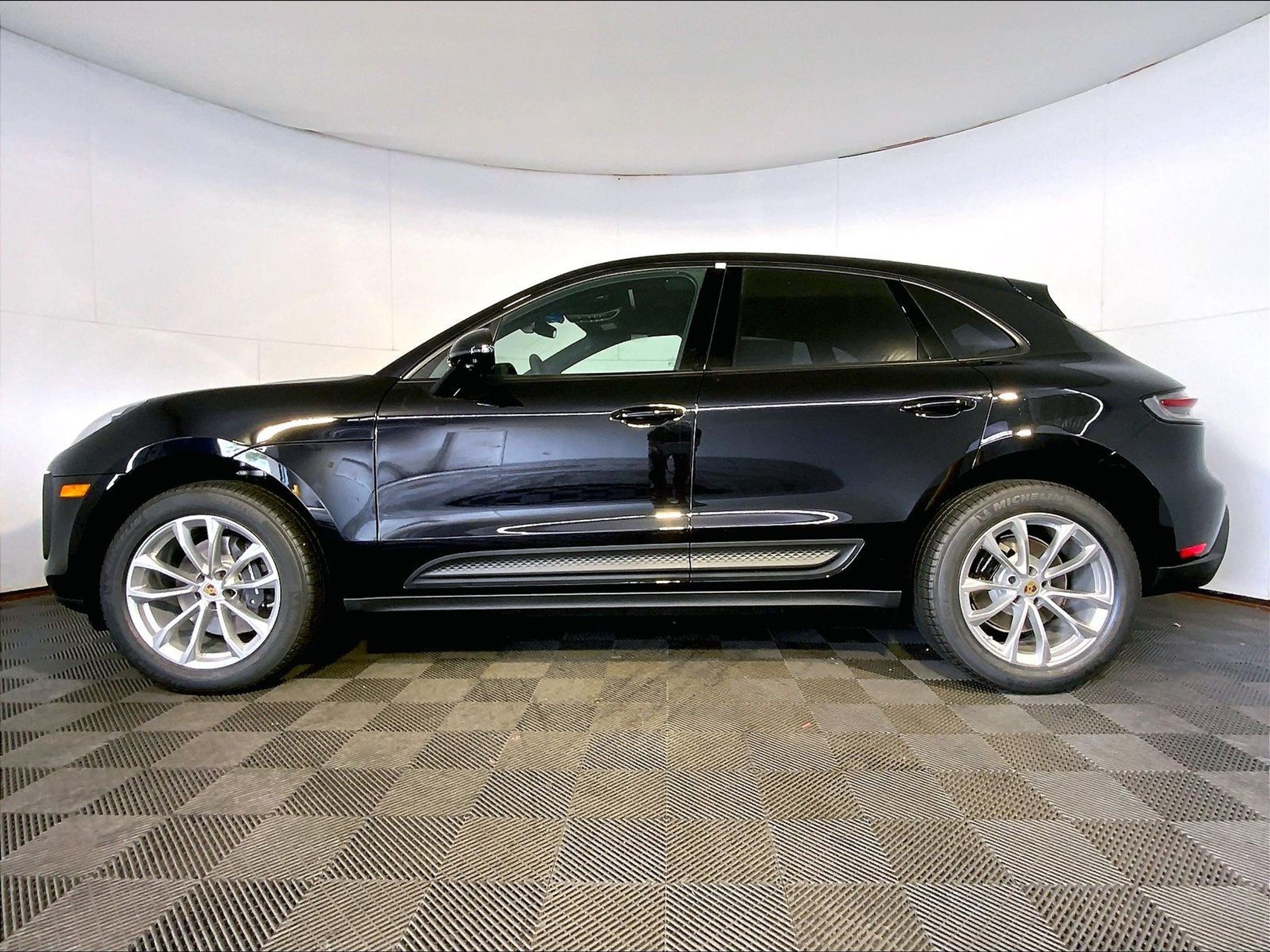 2025 Porsche Macan - Photo 2