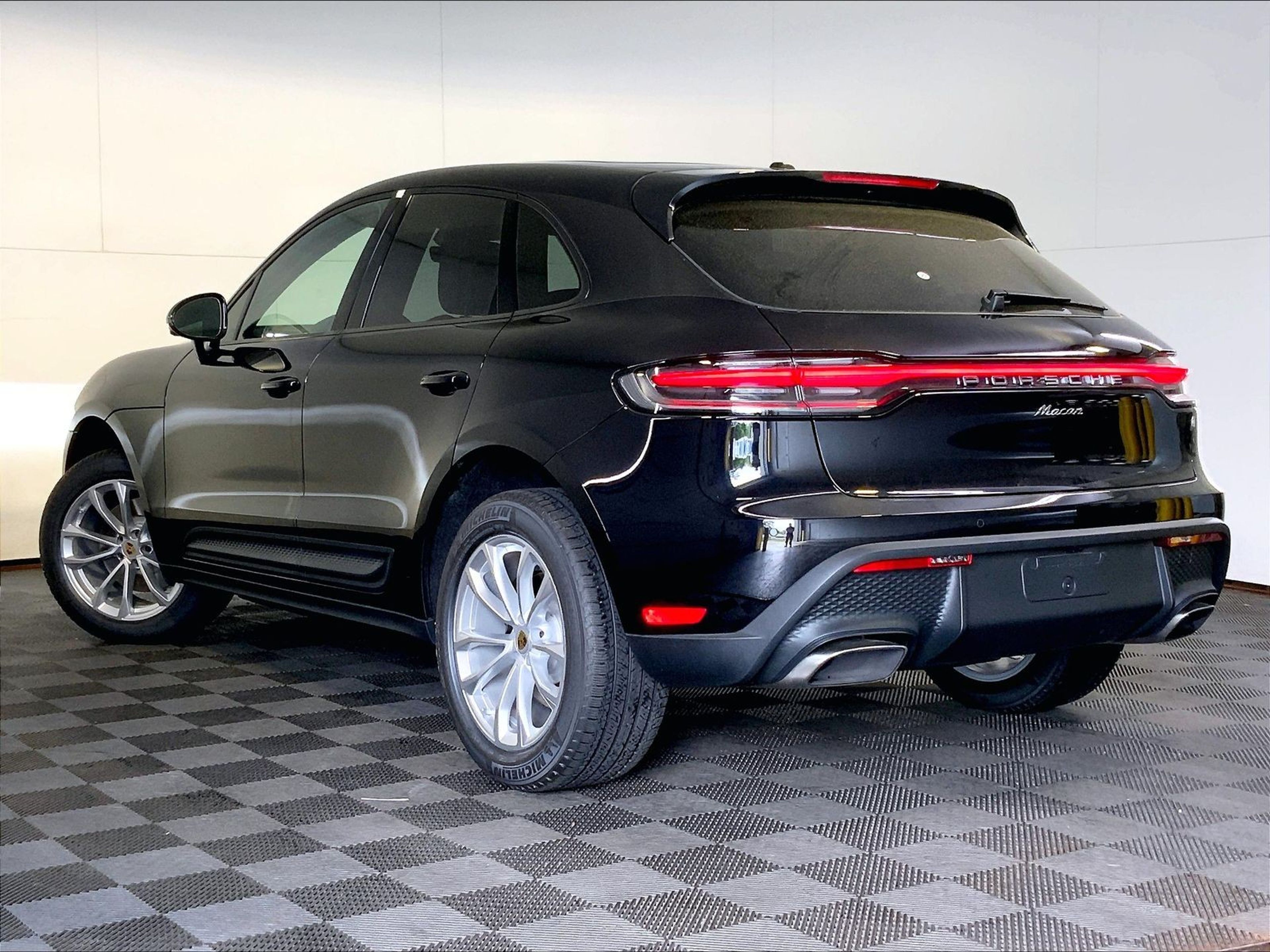 2025 Porsche Macan - Photo 3
