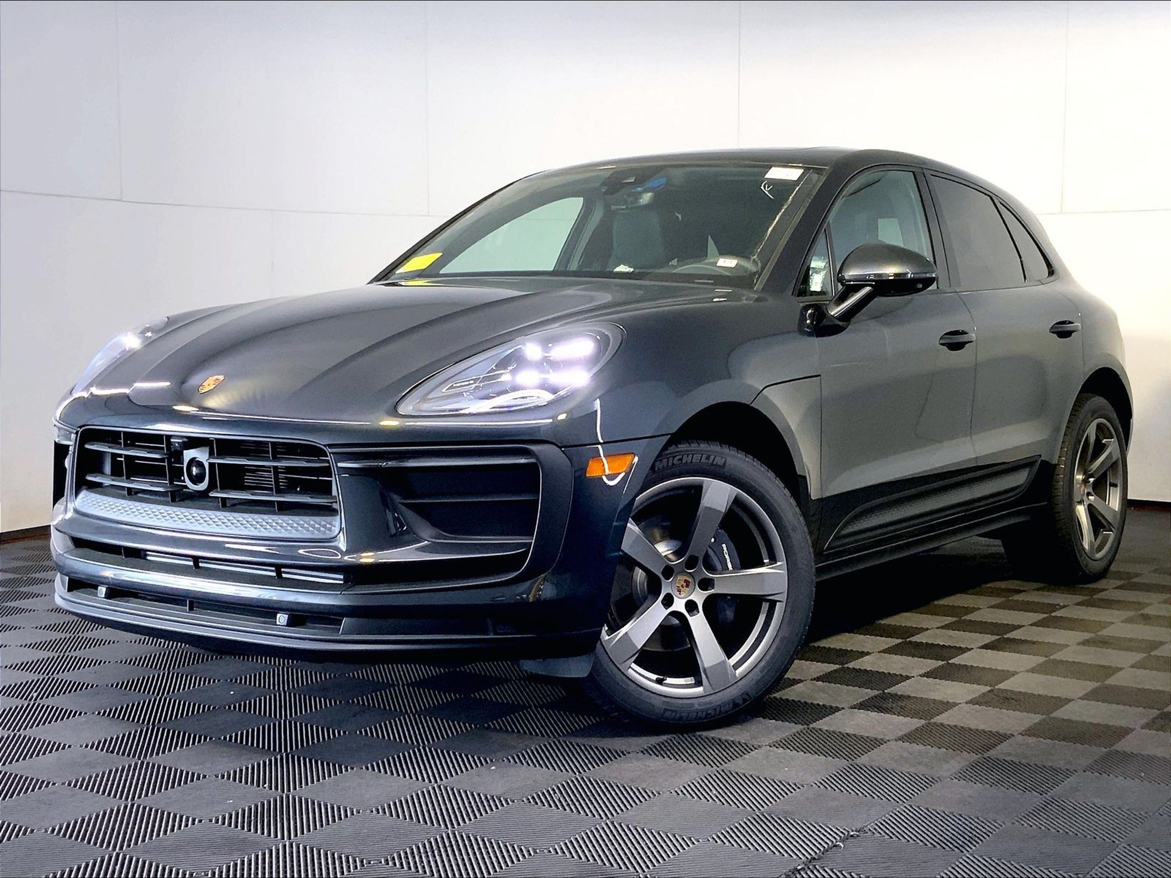 2025 Porsche Macan - Photo 1