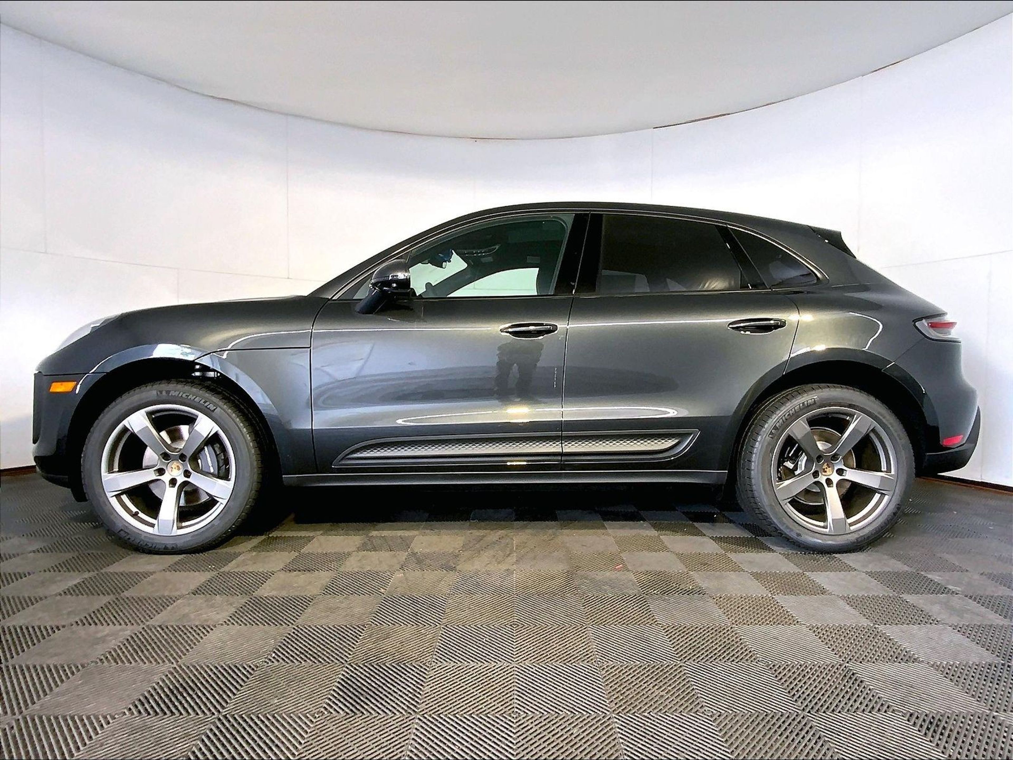 2025 Porsche Macan - Photo 2