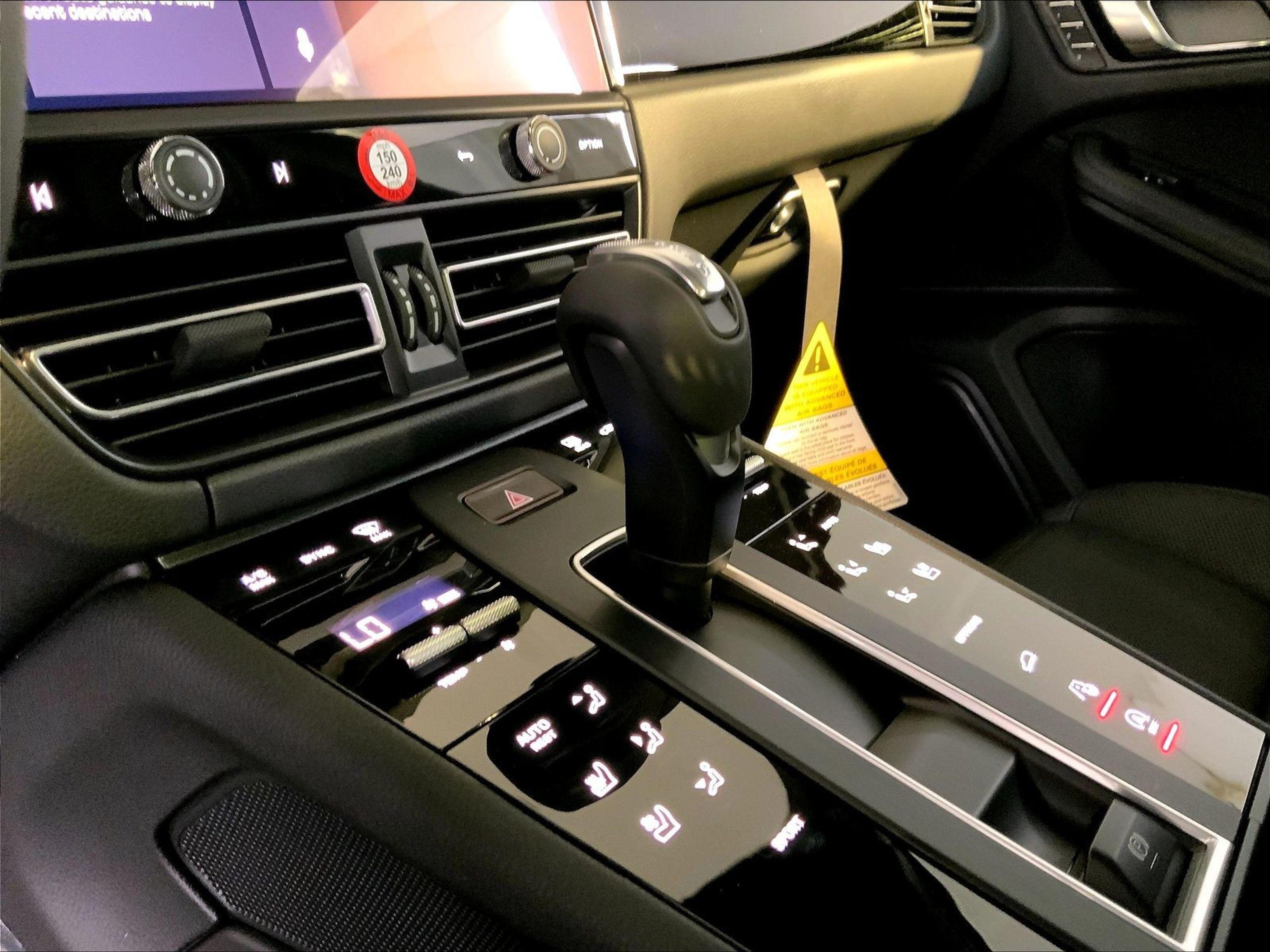 2025 Porsche Macan - Photo 17