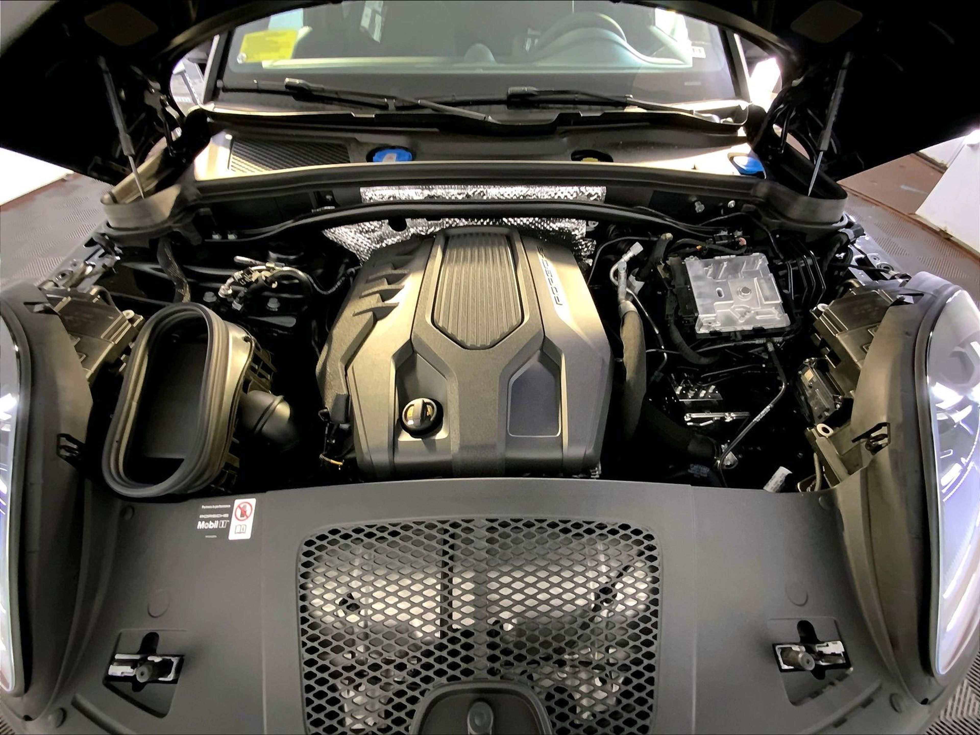 2025 Porsche Macan - Photo 21