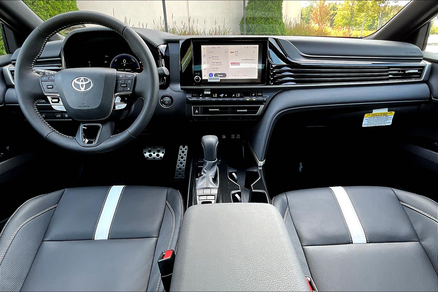 2025 Toyota Camry Hybrid SE photo 4