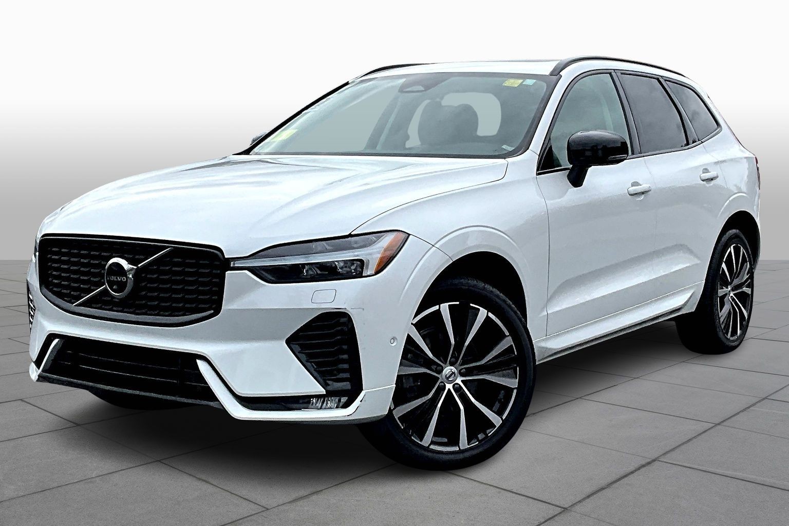 2023 Volvo XC60 Plus's photo