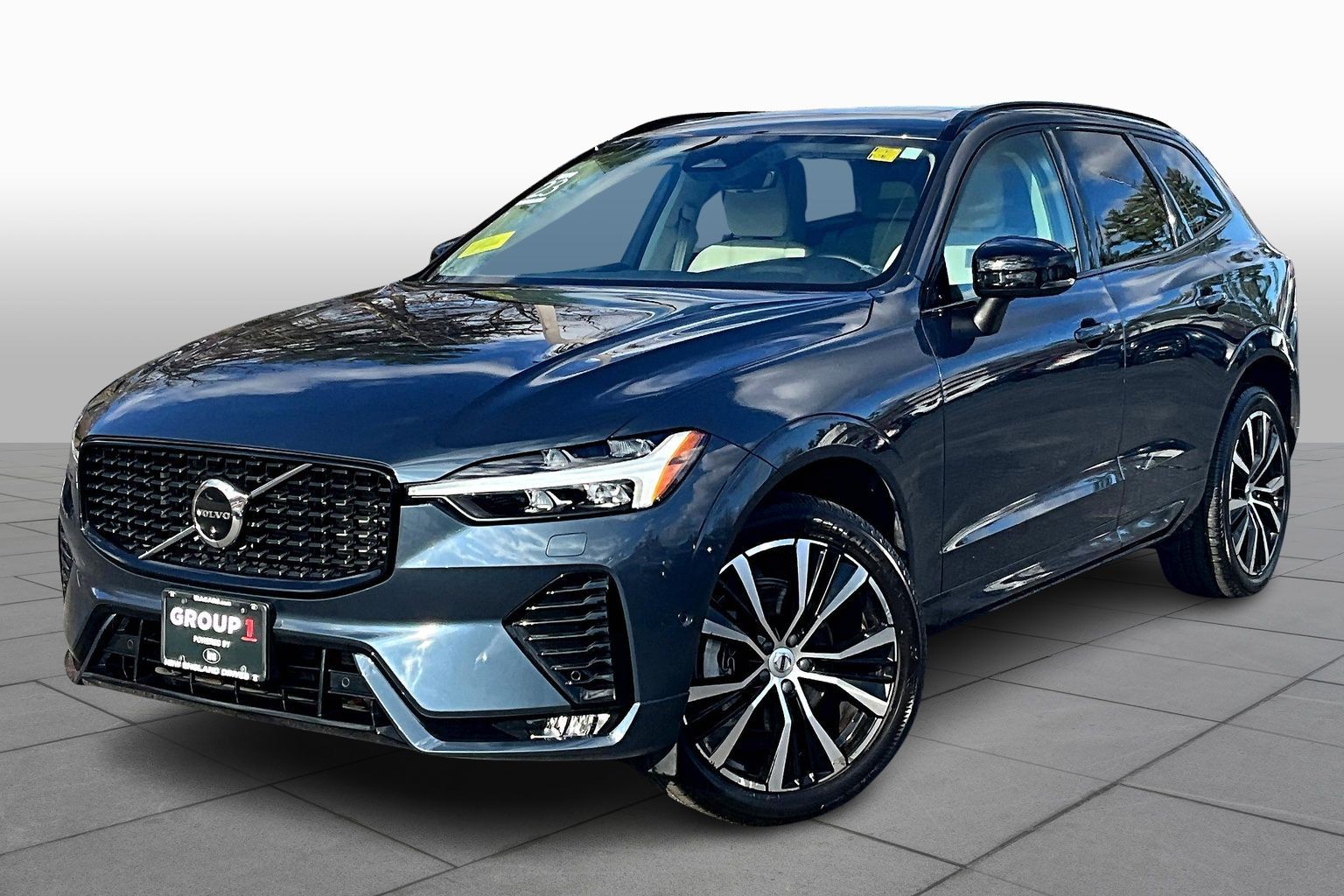 2023 Volvo XC60 Plus's photo