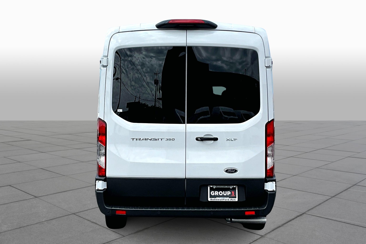 Transit Passenger Van 350 XLT Medium Roof w/148" WB