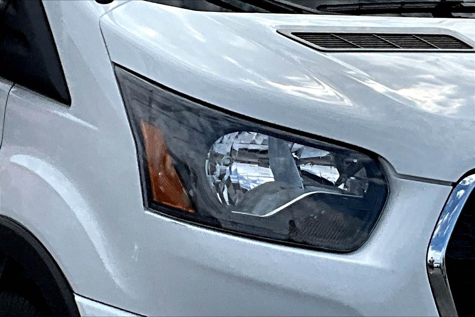 Transit Passenger Van 350 XLT Medium Roof w/148" WB