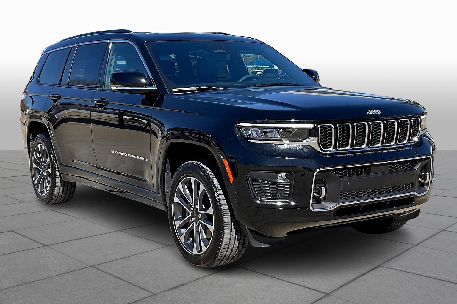 2025 Jeep Grand Cherokee Overland photo 2