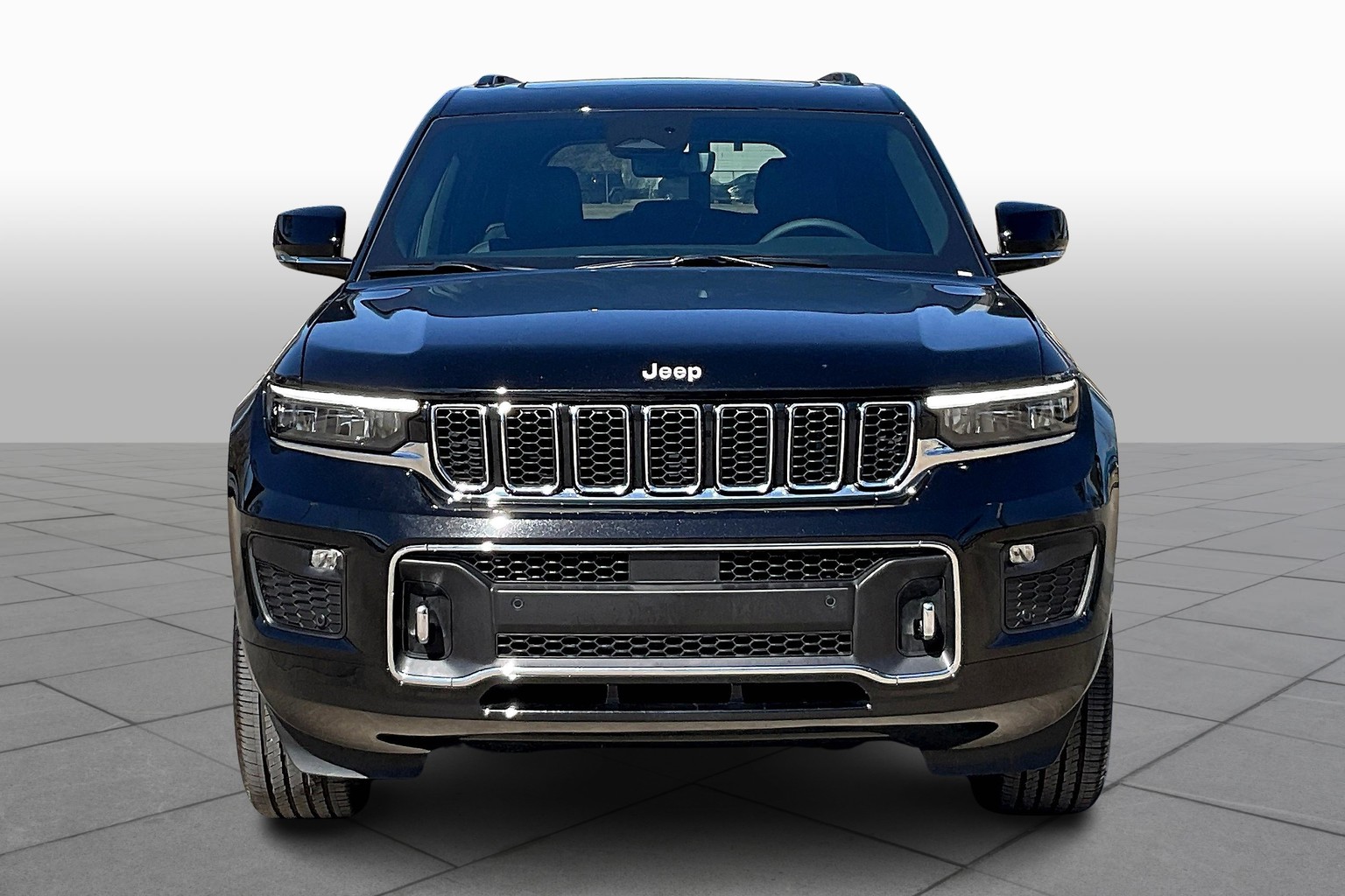 2025 Jeep Grand Cherokee Overland photo 3