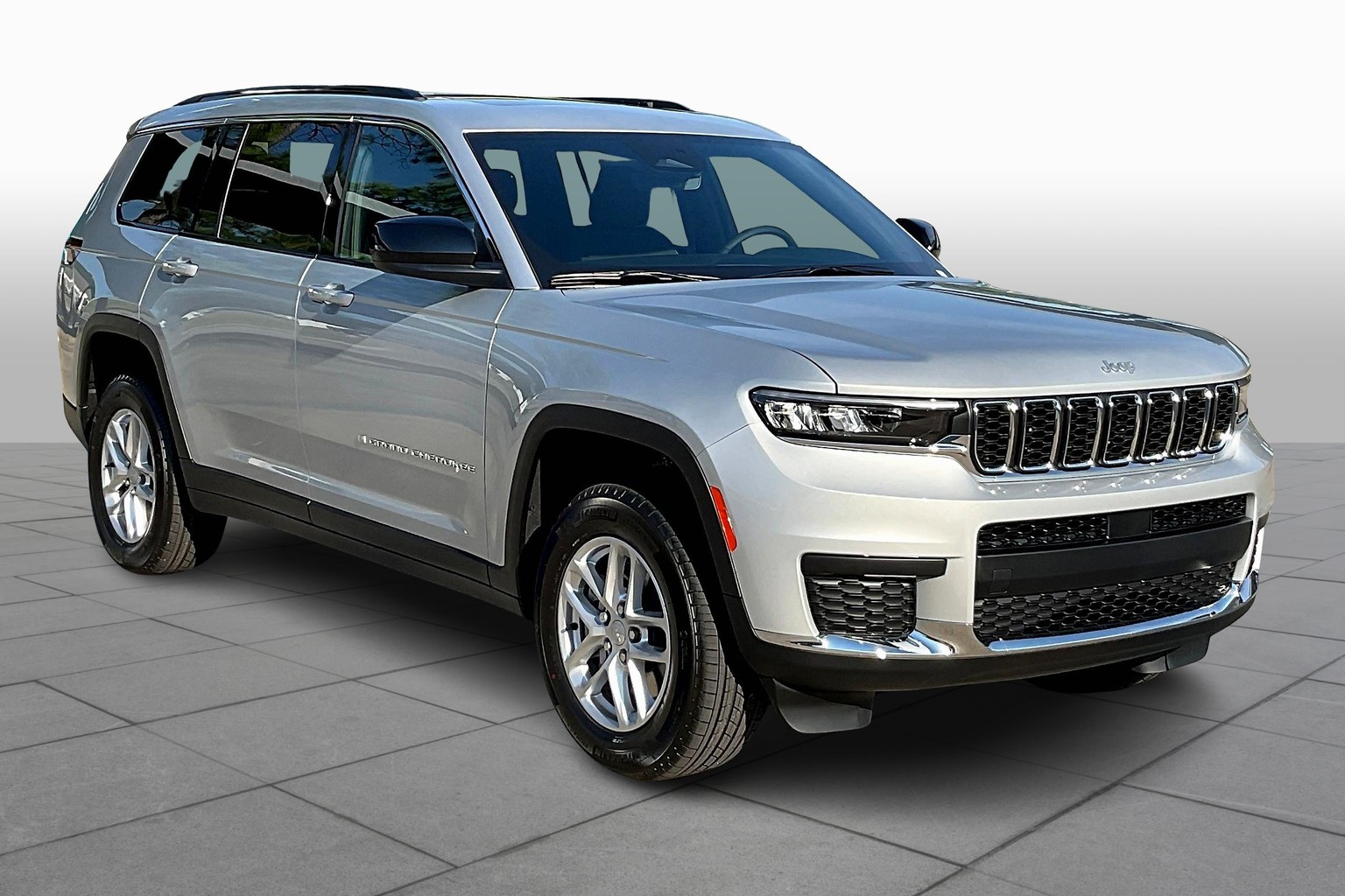 2025 Jeep Grand Cherokee Laredo Altitude photo 2