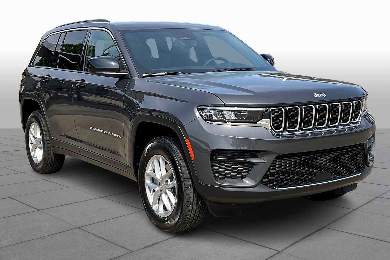 2025 Jeep Grand Cherokee Laredo X photo 2