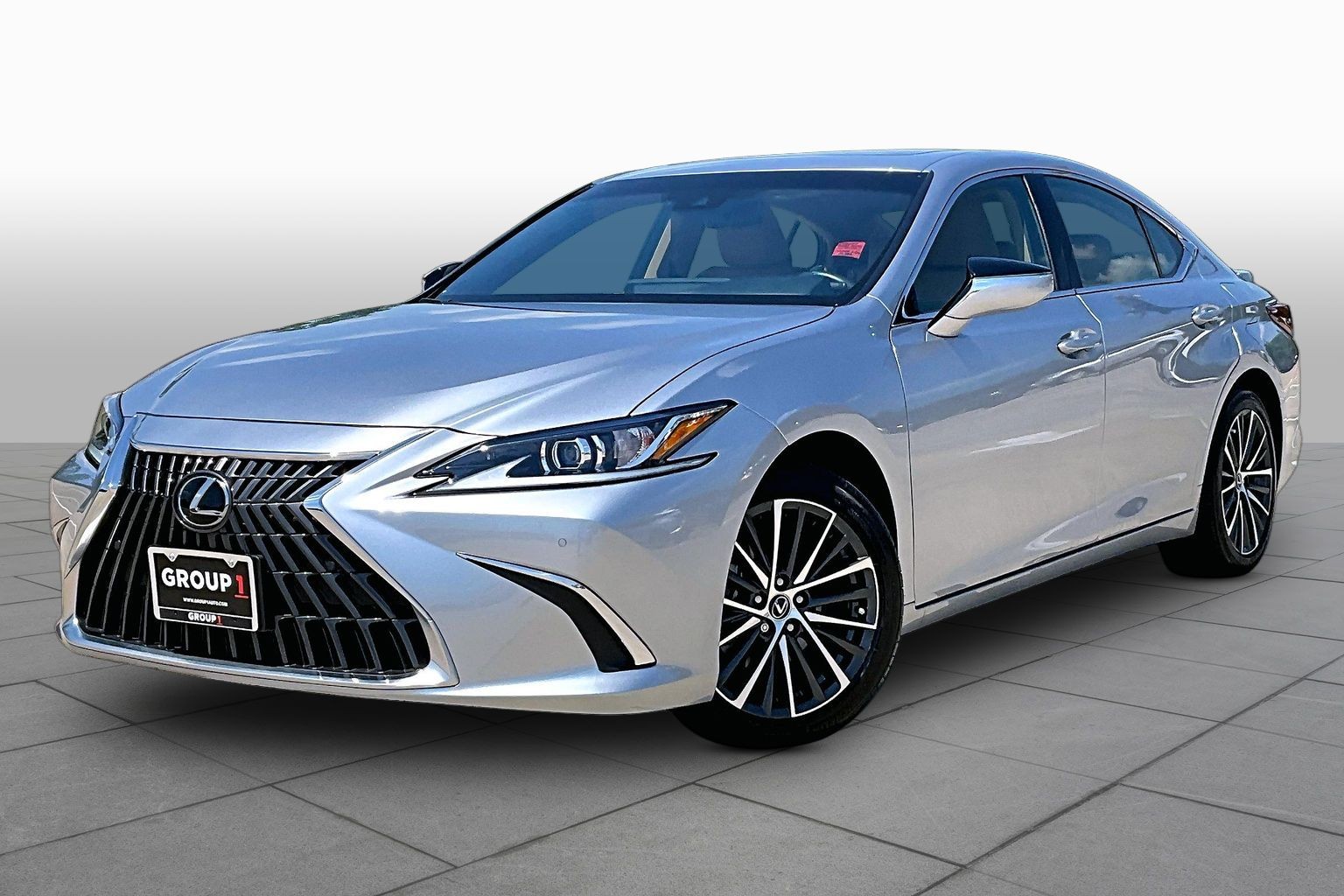 2025 Lexus ES 300h 300h's photo