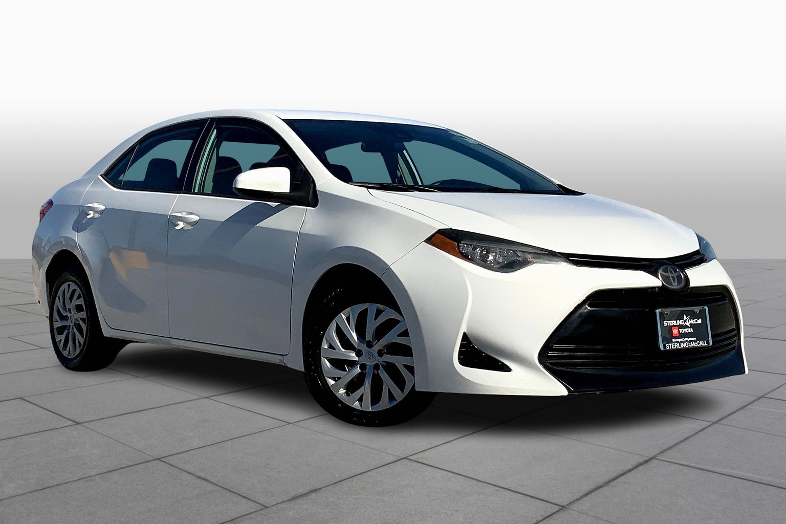 Used 2018 Toyota Corolla LE with VIN 5YFBURHE9JP770402 for sale in Houston, TX